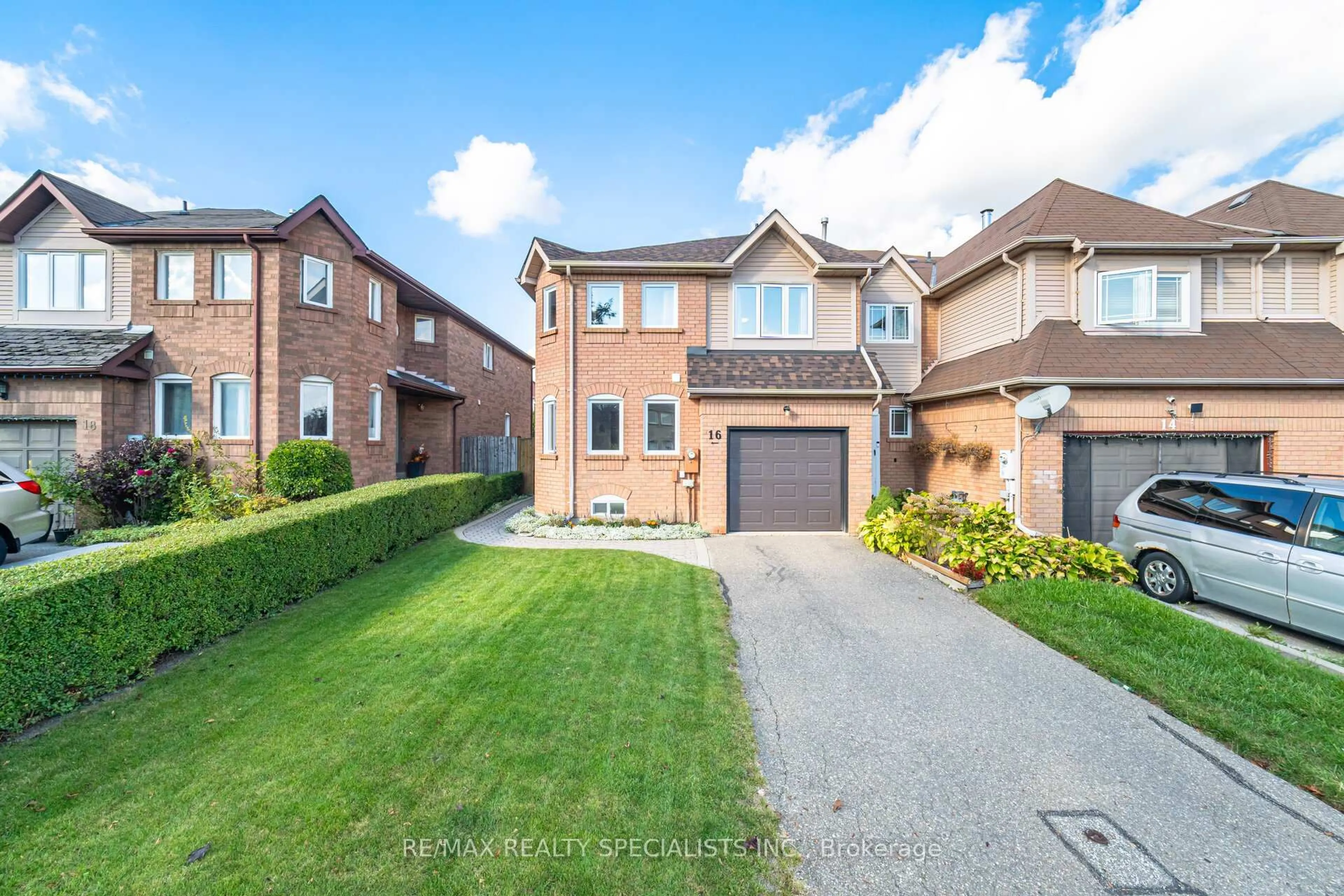 A pic from outside/outdoor area/front of a property/back of a property/a pic from drone, street for 16 Wooliston Cres, Brampton Ontario L6Y 4J3