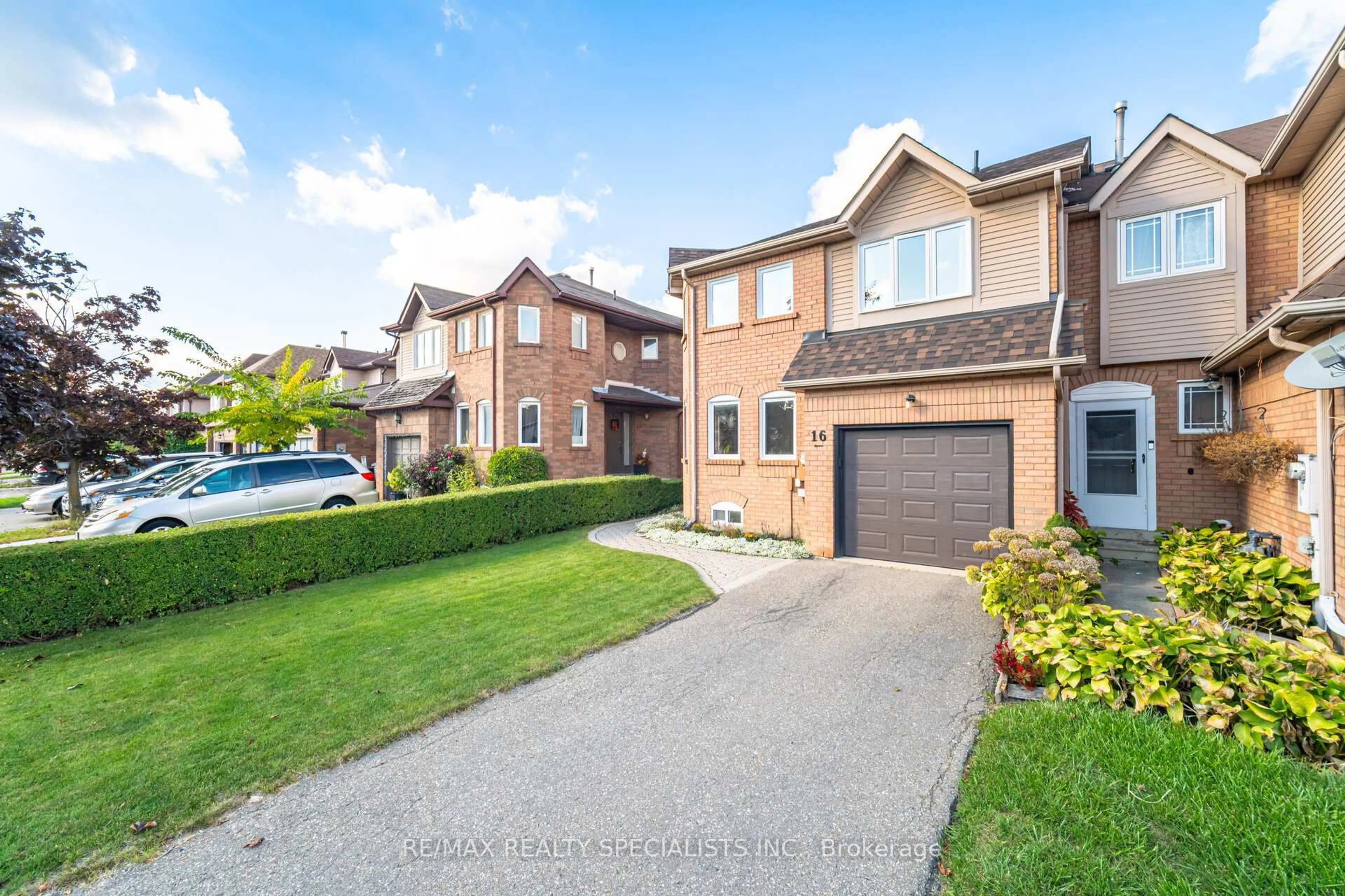 A pic from outside/outdoor area/front of a property/back of a property/a pic from drone, street for 16 Wooliston Cres, Brampton Ontario L6Y 4J3