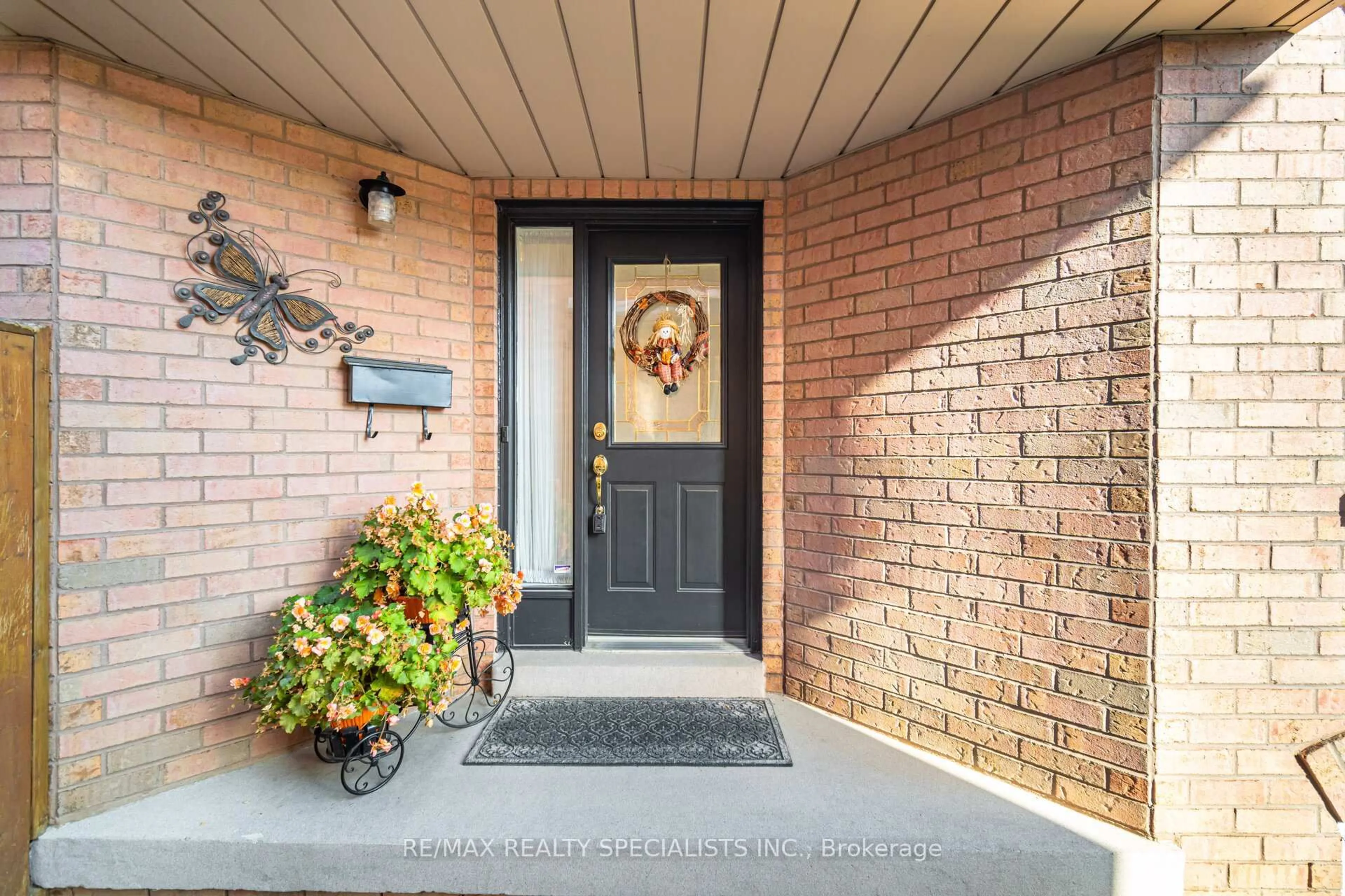 Indoor entryway for 16 Wooliston Cres, Brampton Ontario L6Y 4J3
