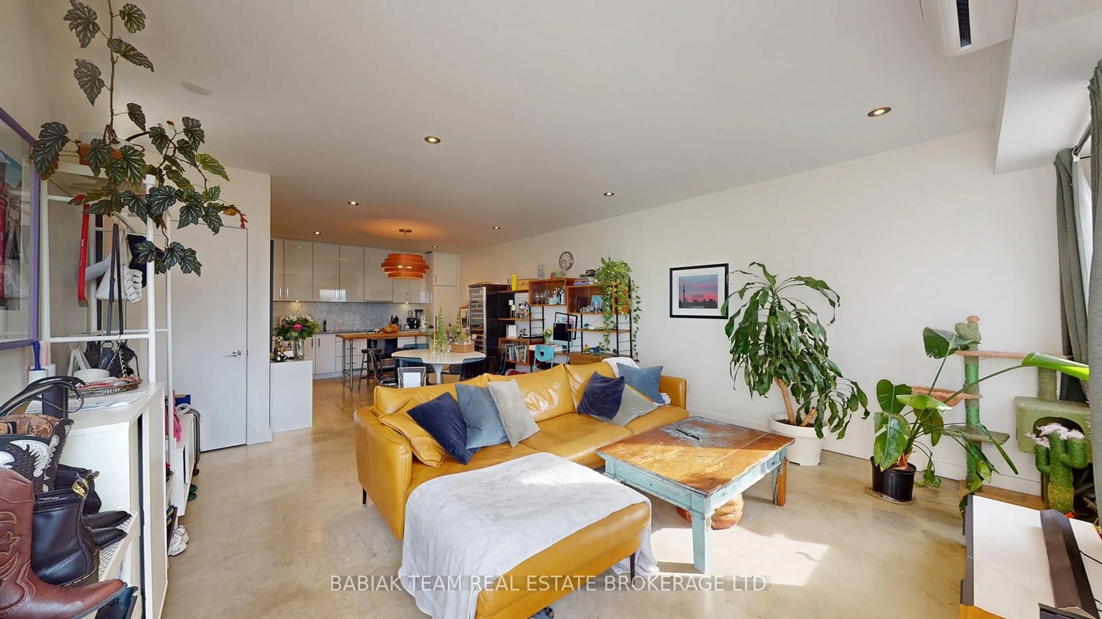 Living room with furniture, unknown for 3212 Dundas St, Toronto Ontario M6P 2A3