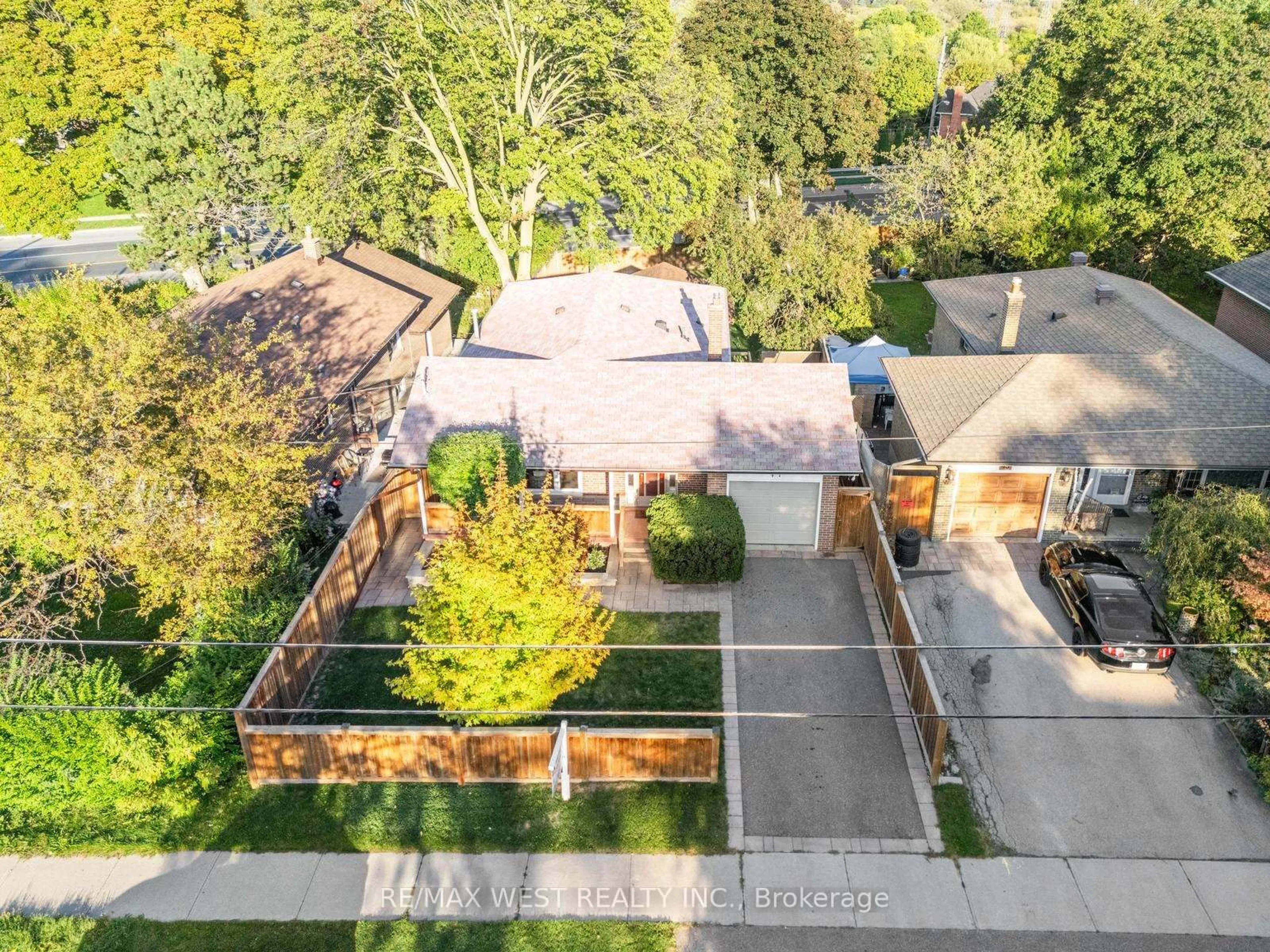A pic from outside/outdoor area/front of a property/back of a property/a pic from drone, street for 47 Gibson Ave, Toronto Ontario M9V 2S5