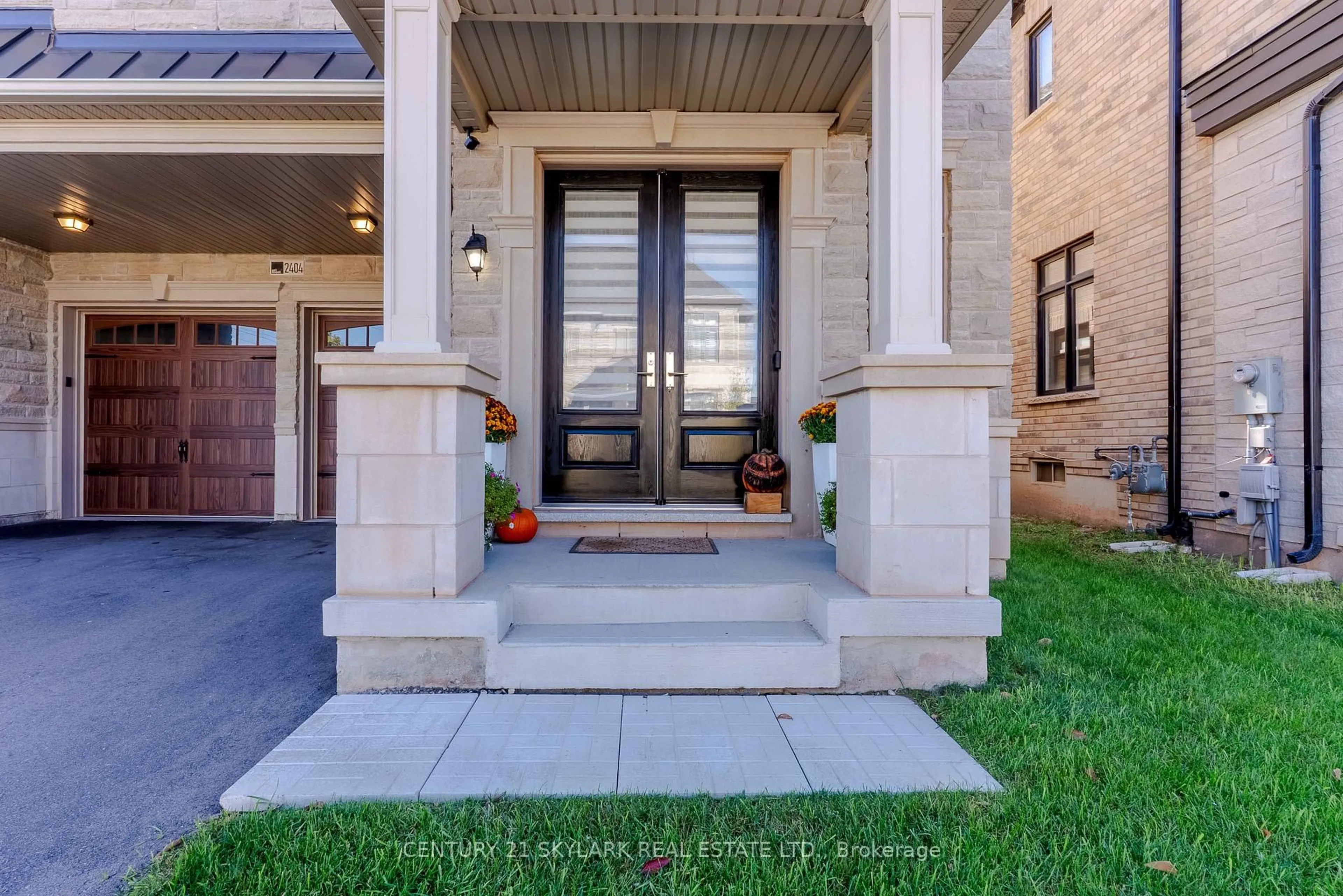 Indoor entryway for 2404 Edward Leaver Tr, Oakville Ontario L6M 5M2