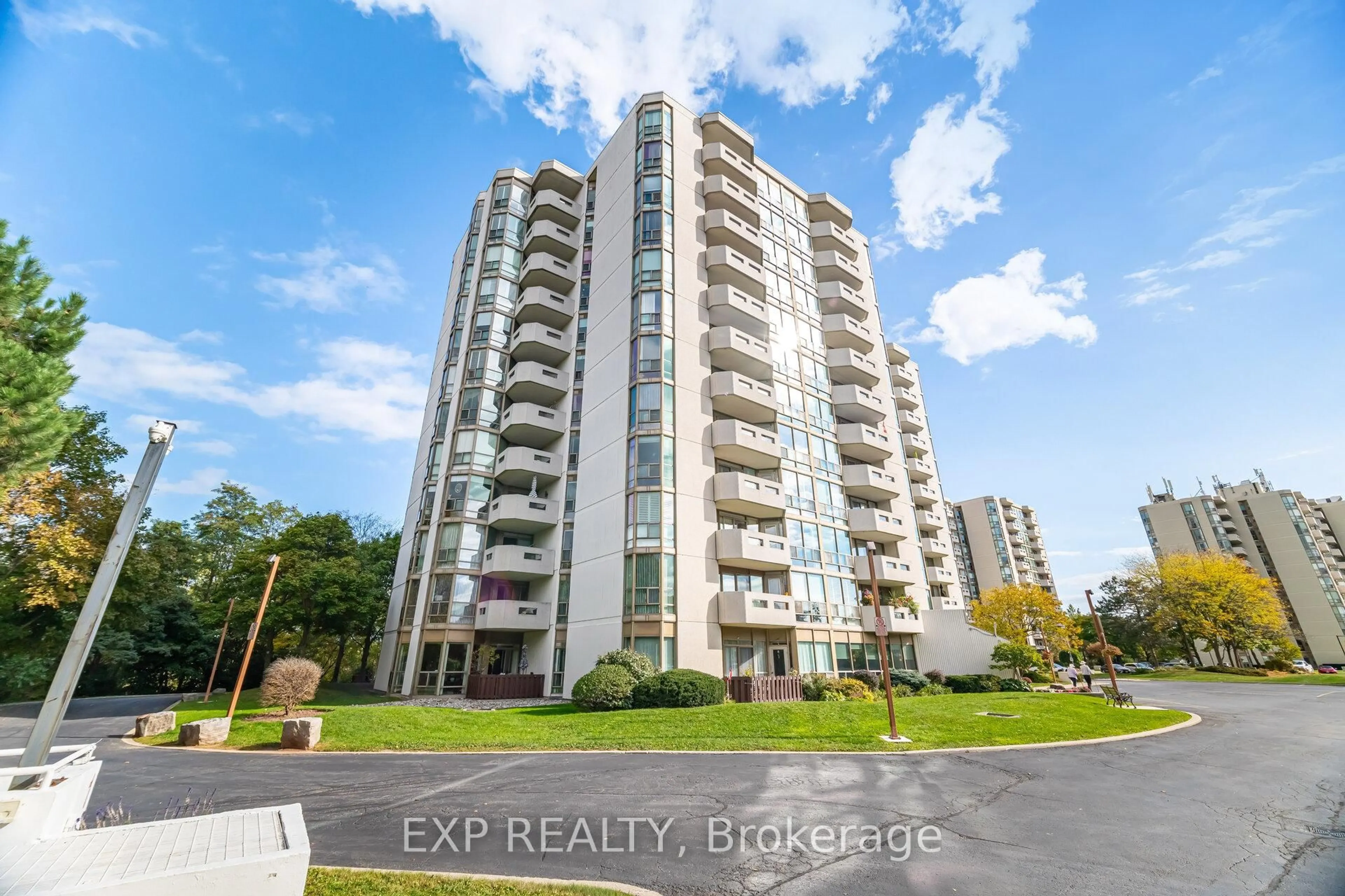 A pic from outside/outdoor area/front of a property/back of a property/a pic from drone, building for 5090 Pinedale Ave #806, Burlington Ontario L7L 3V8