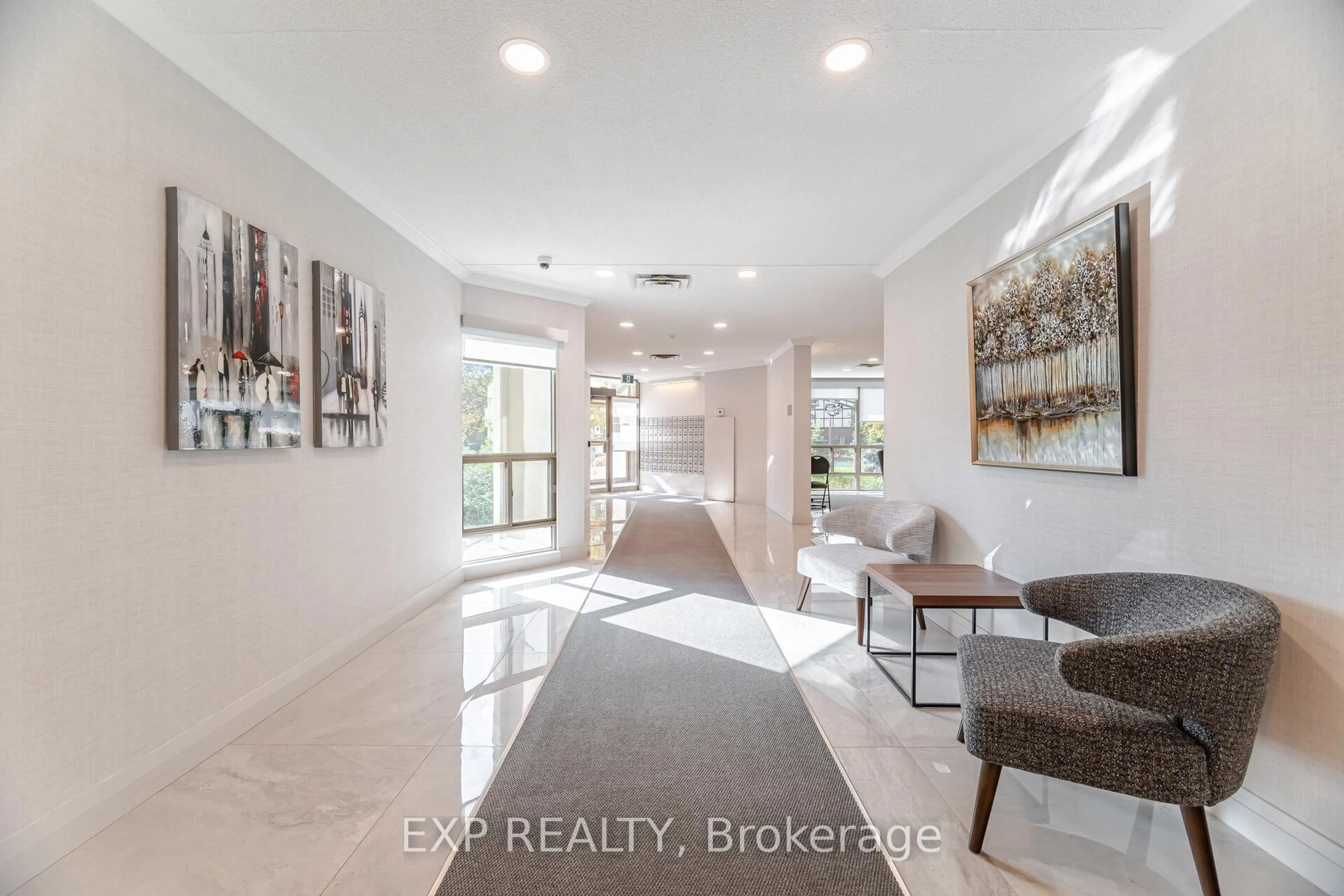 Indoor entryway for 5090 Pinedale Ave #806, Burlington Ontario L7L 3V8