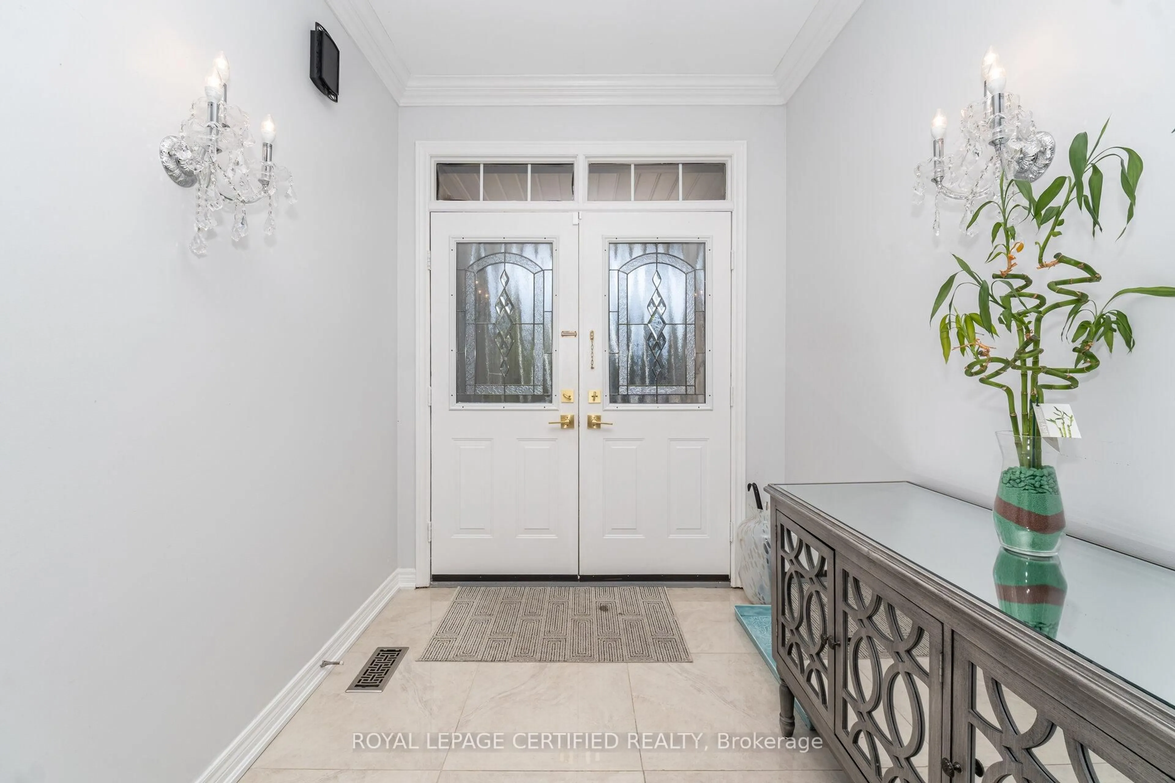 Indoor entryway for 7403 Glamorgan Way, Mississauga Ontario L5W 2A4