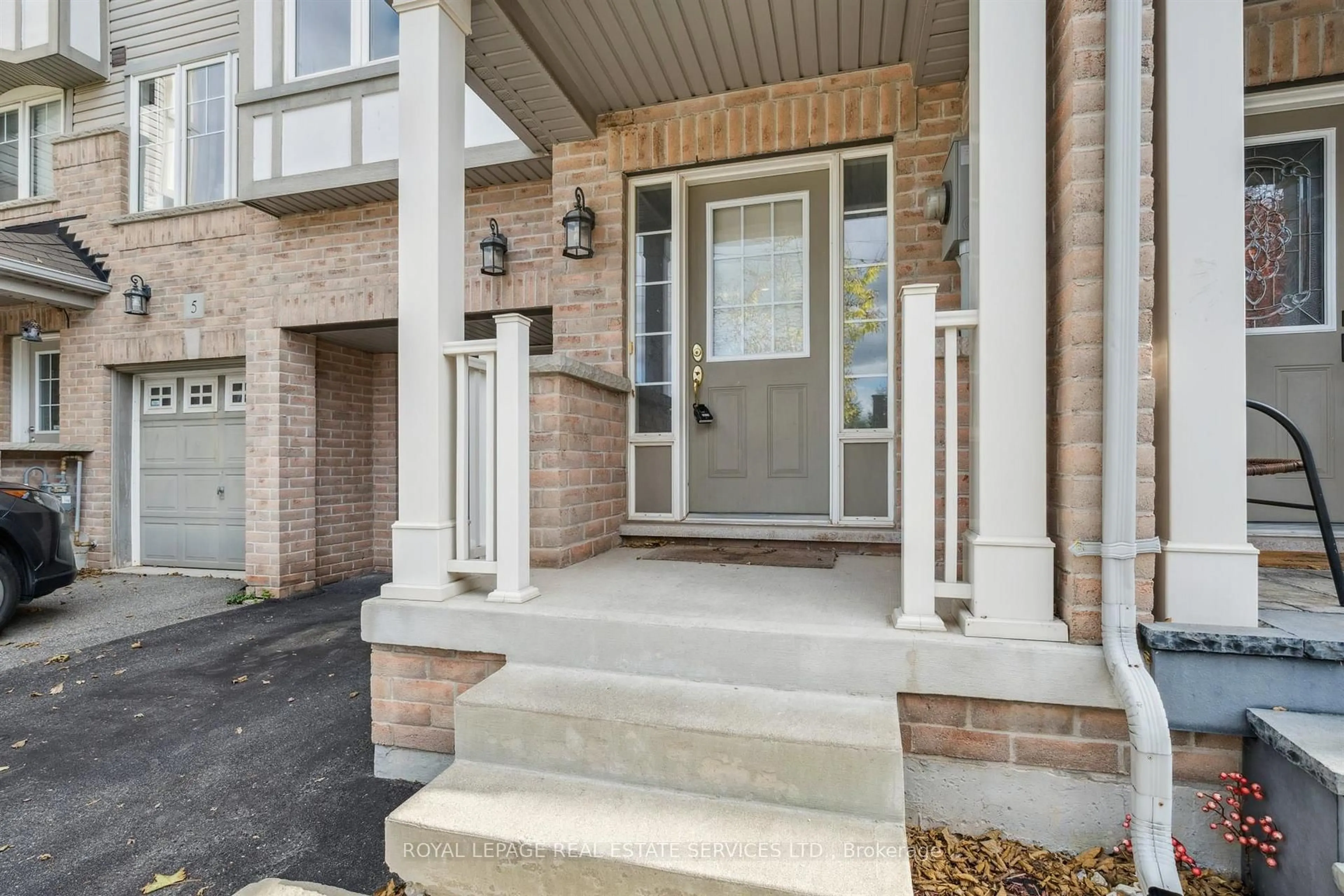 Indoor entryway for 2006 Trawden Way #6, Oakville Ontario L6M 0M1