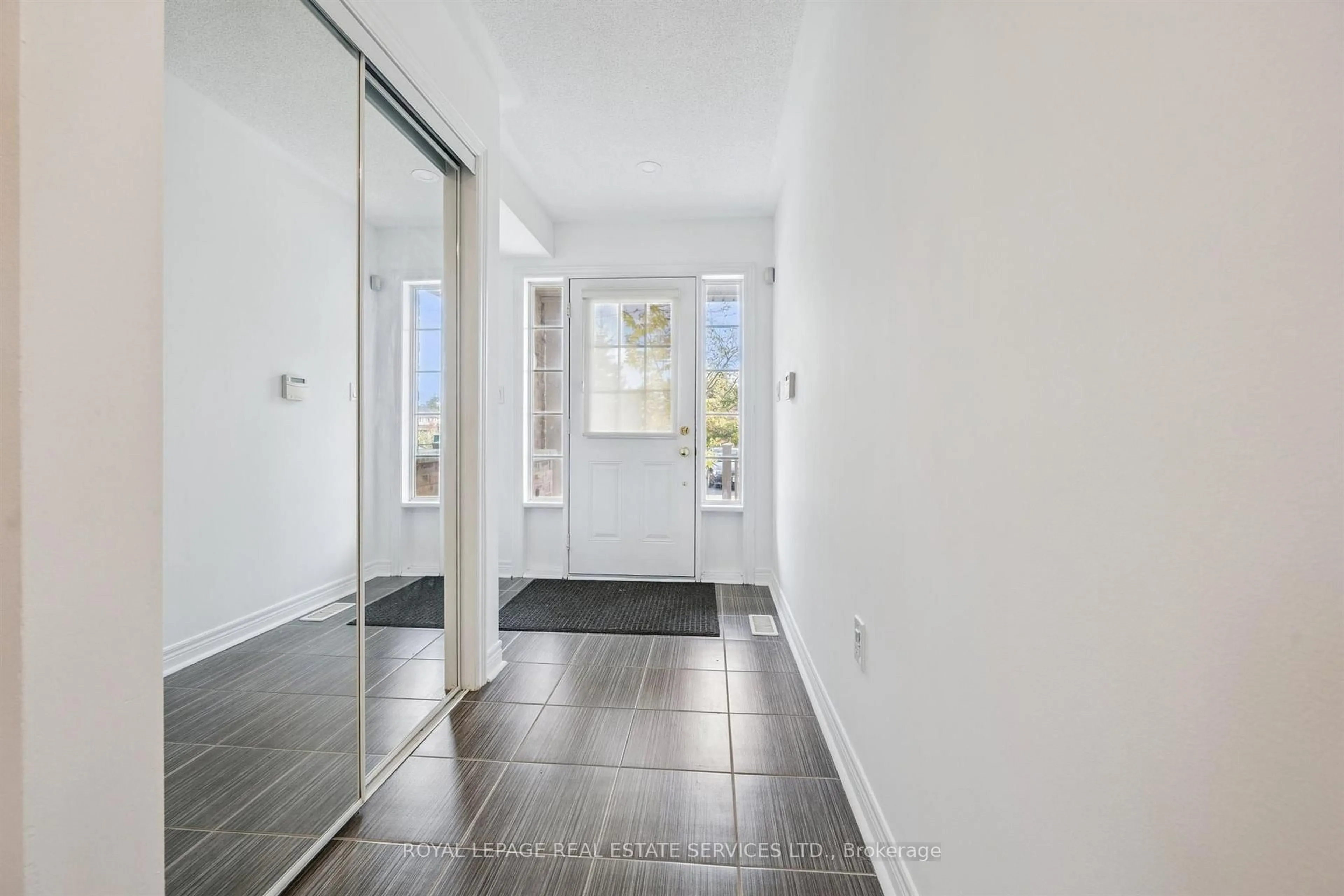 Indoor entryway for 2006 Trawden Way #6, Oakville Ontario L6M 0M1