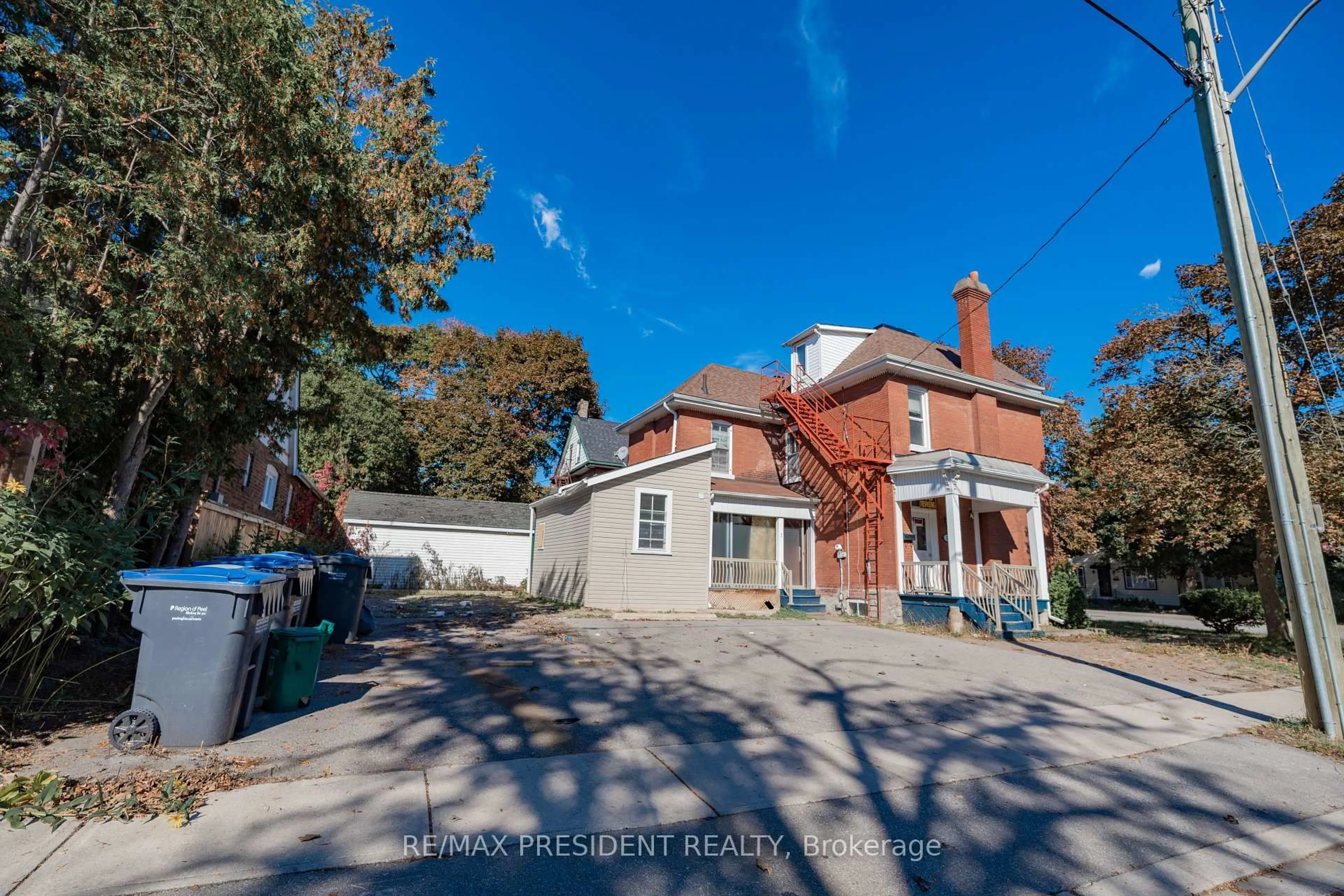 A pic from outside/outdoor area/front of a property/back of a property/a pic from drone, street for 2 David St, Brampton Ontario L6X 1J1