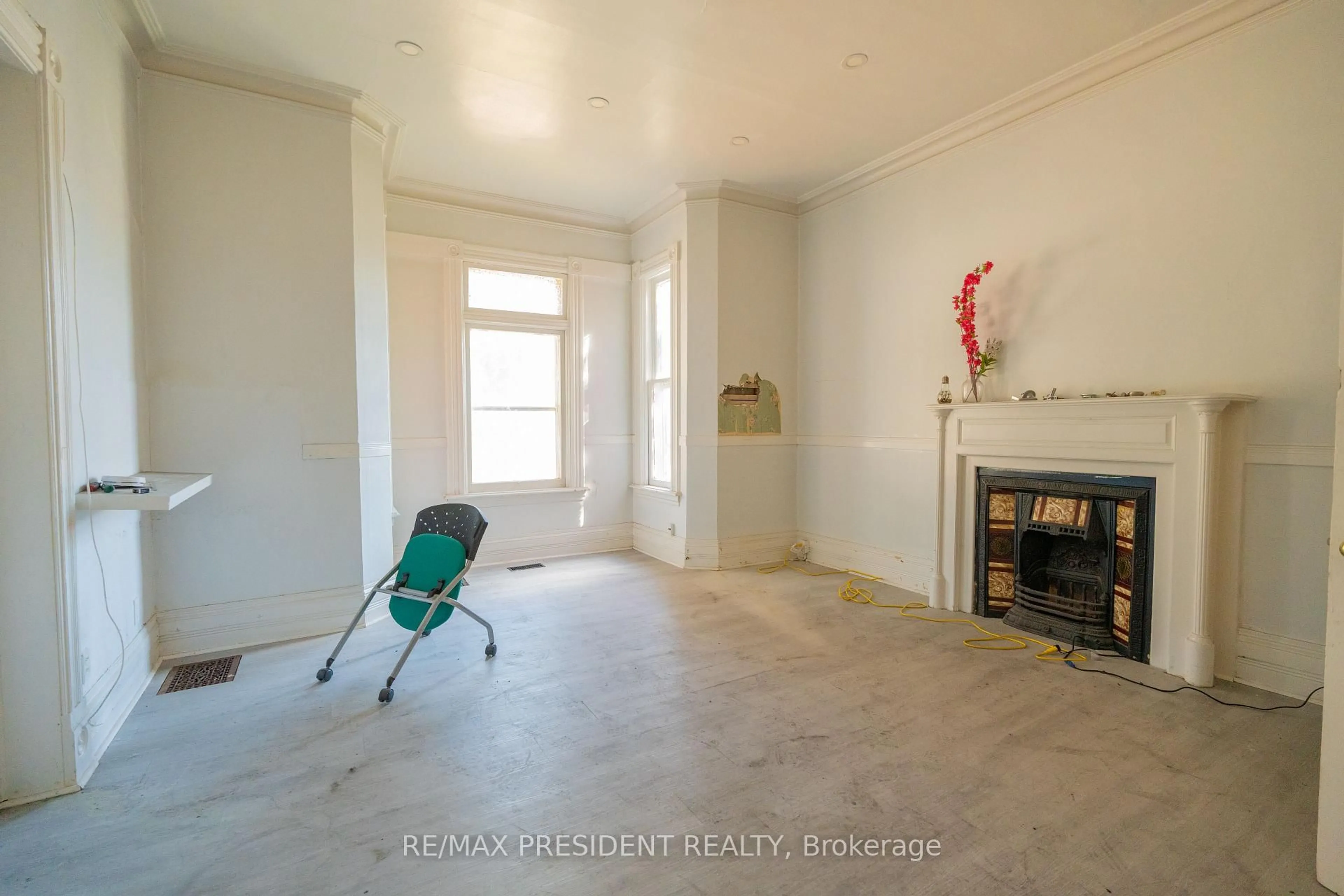 A pic of a room for 2 David St, Brampton Ontario L6X 1J1