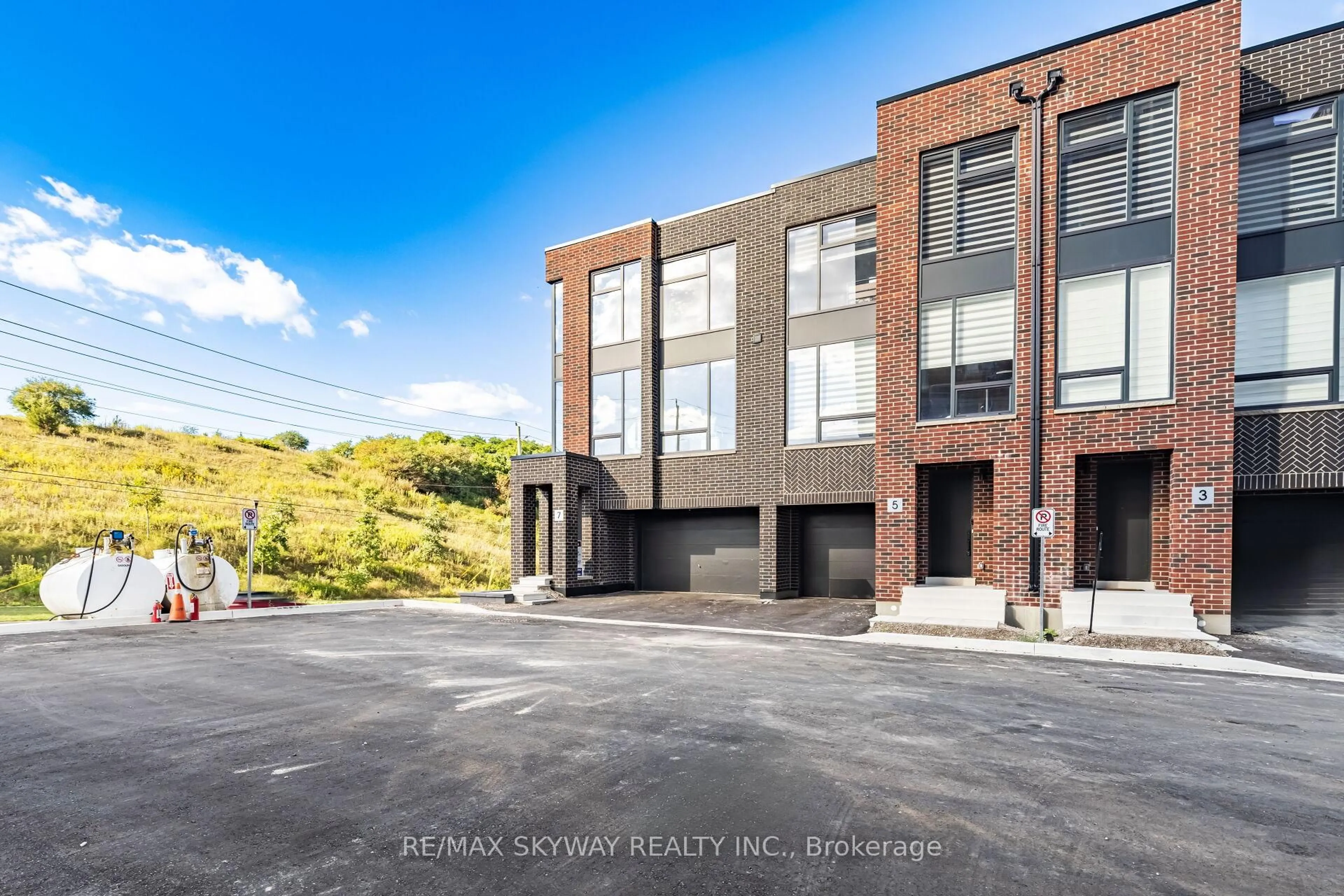 A pic from outside/outdoor area/front of a property/back of a property/a pic from drone, unknown for 7 Taylor Crt, Caledon Ontario L7E 4L2