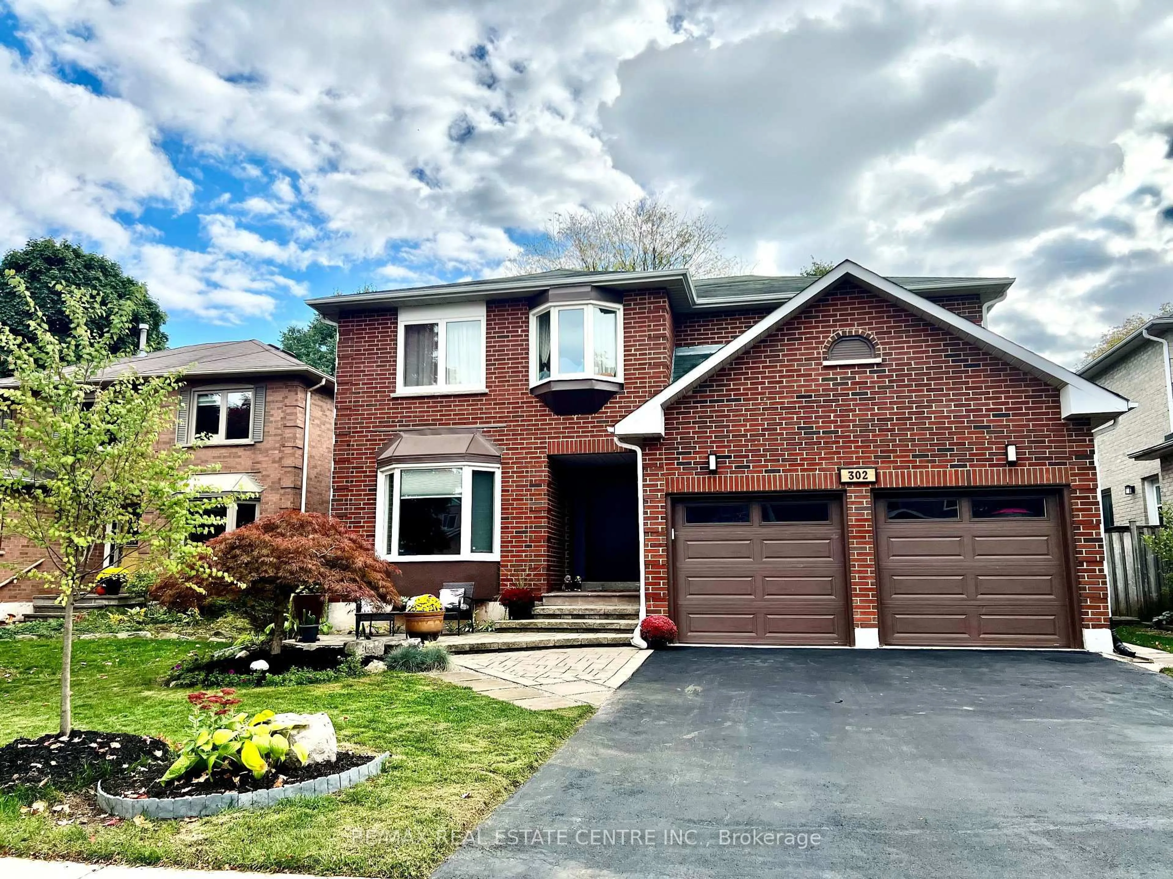 Home with brick exterior material, street for 302 Leacock Ave, Oakville Ontario L6H 5J2