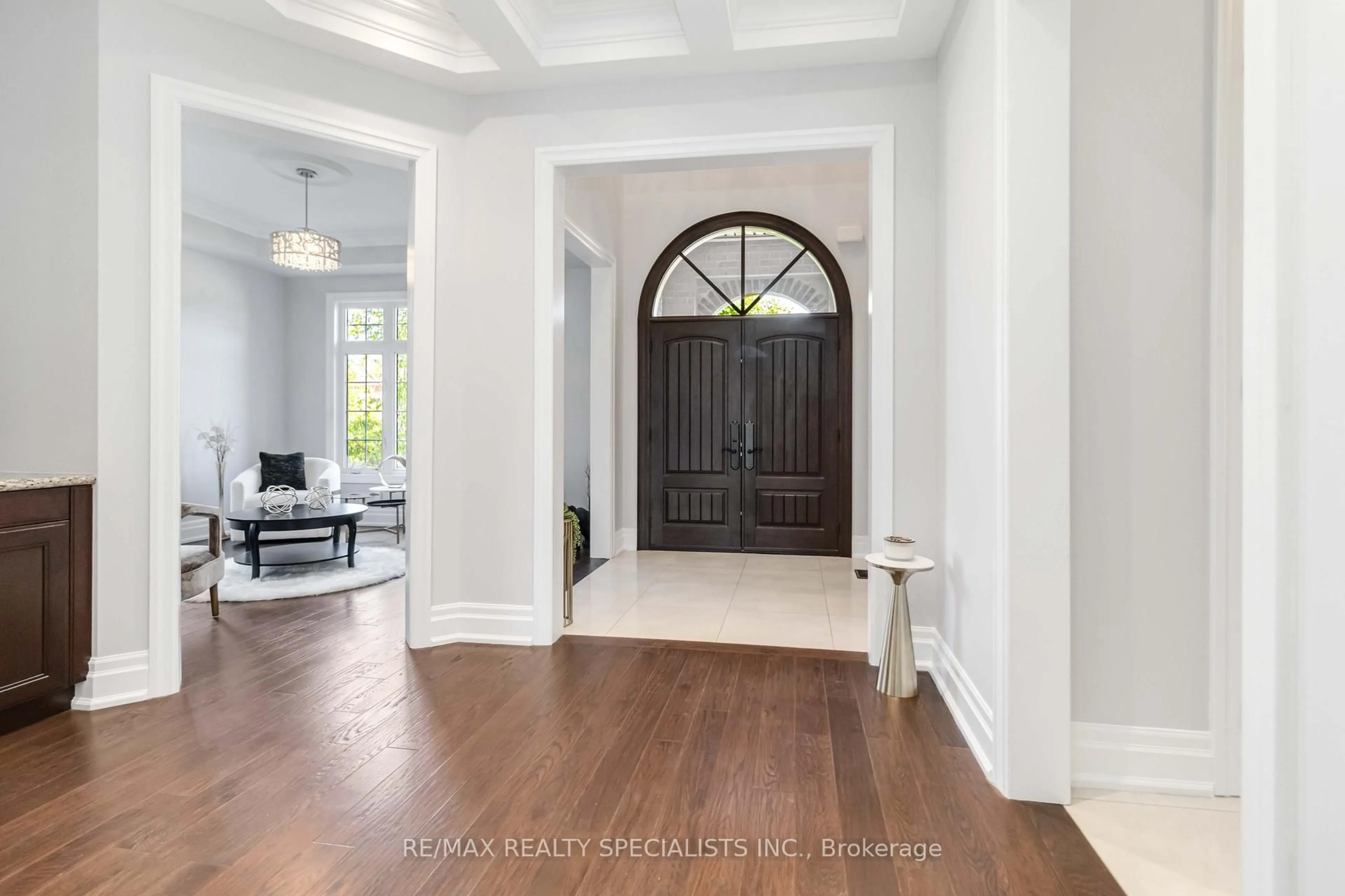 Indoor entryway for 6 Holdroyd Crt, Halton Hills Ontario L7G 0E8