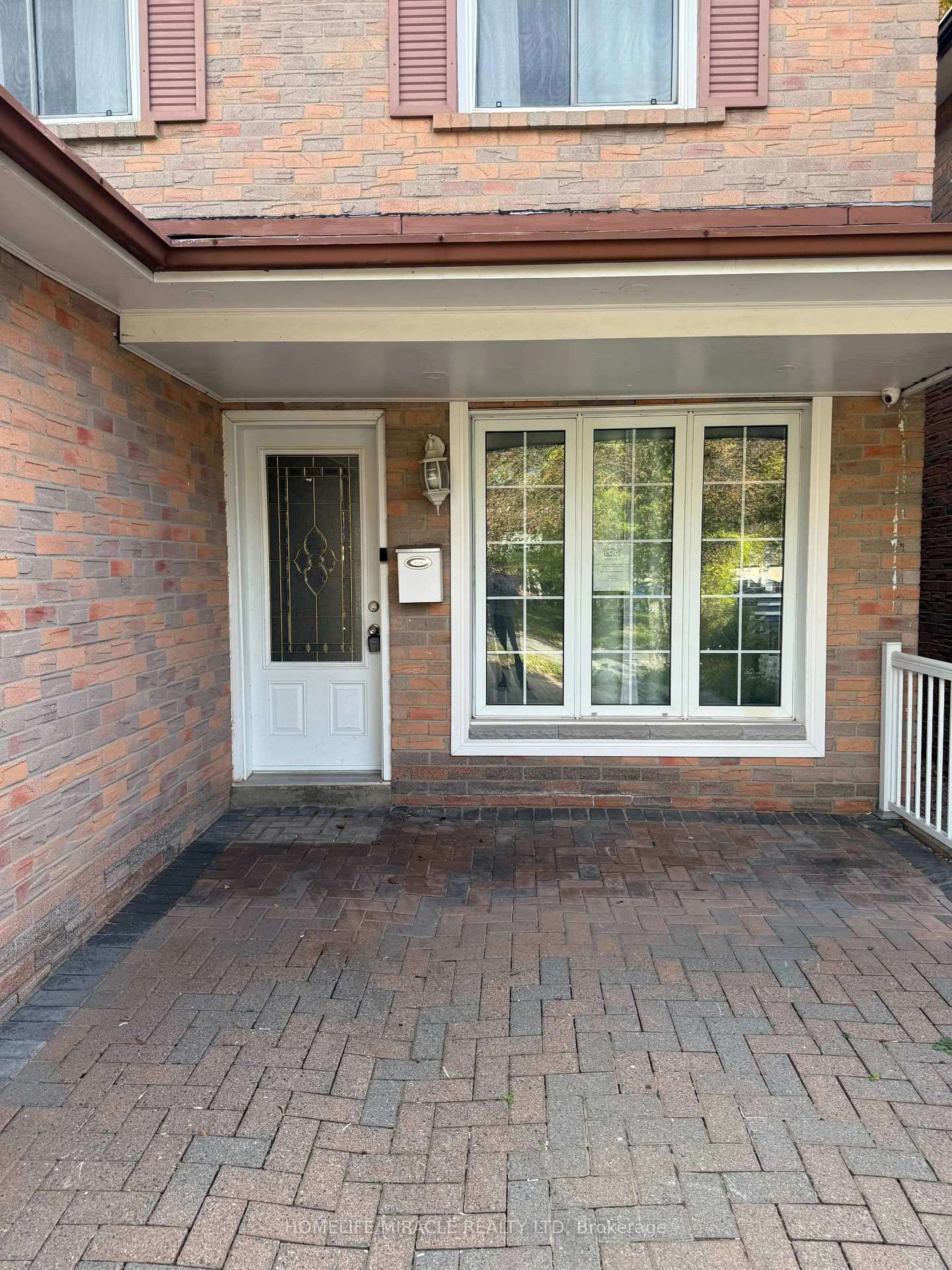 Indoor entryway for 32 Barrington Cres, Brampton Ontario L6Z 1N3