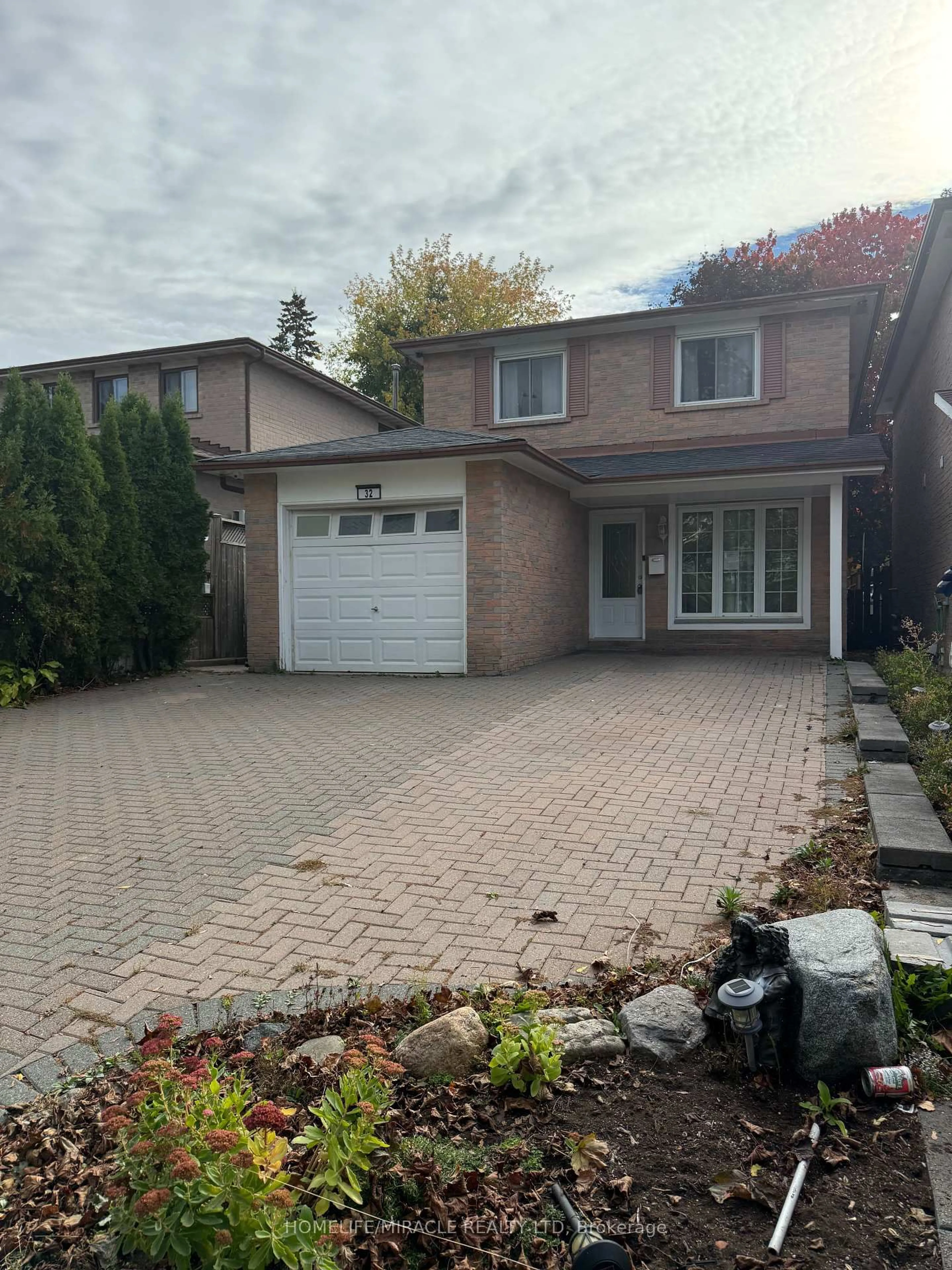 Home with brick exterior material, street for 32 Barrington Cres, Brampton Ontario L6Z 1N3