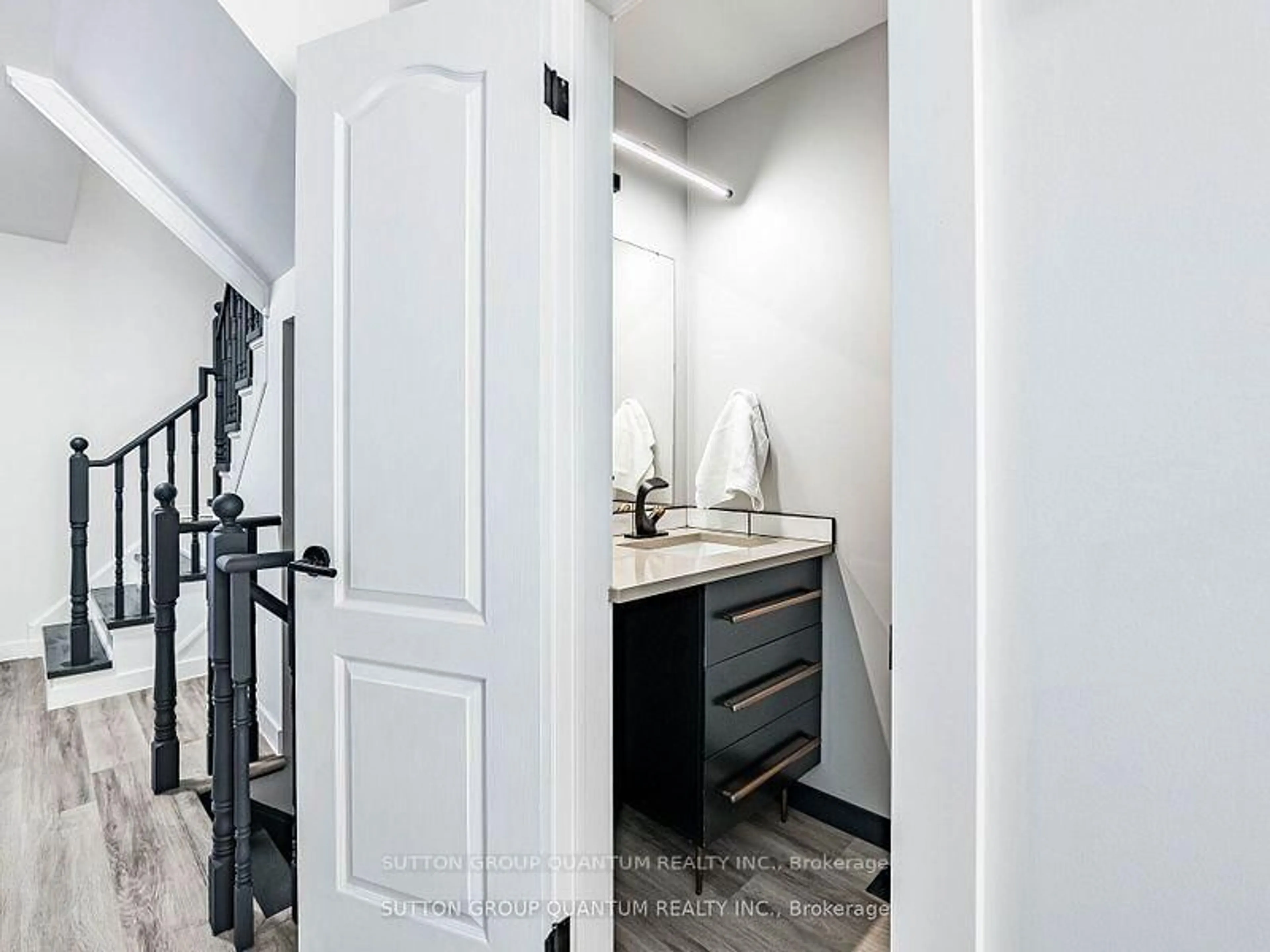 Laundry room for 53 Woodcote Cres, Halton Hills Ontario L7G 6M1