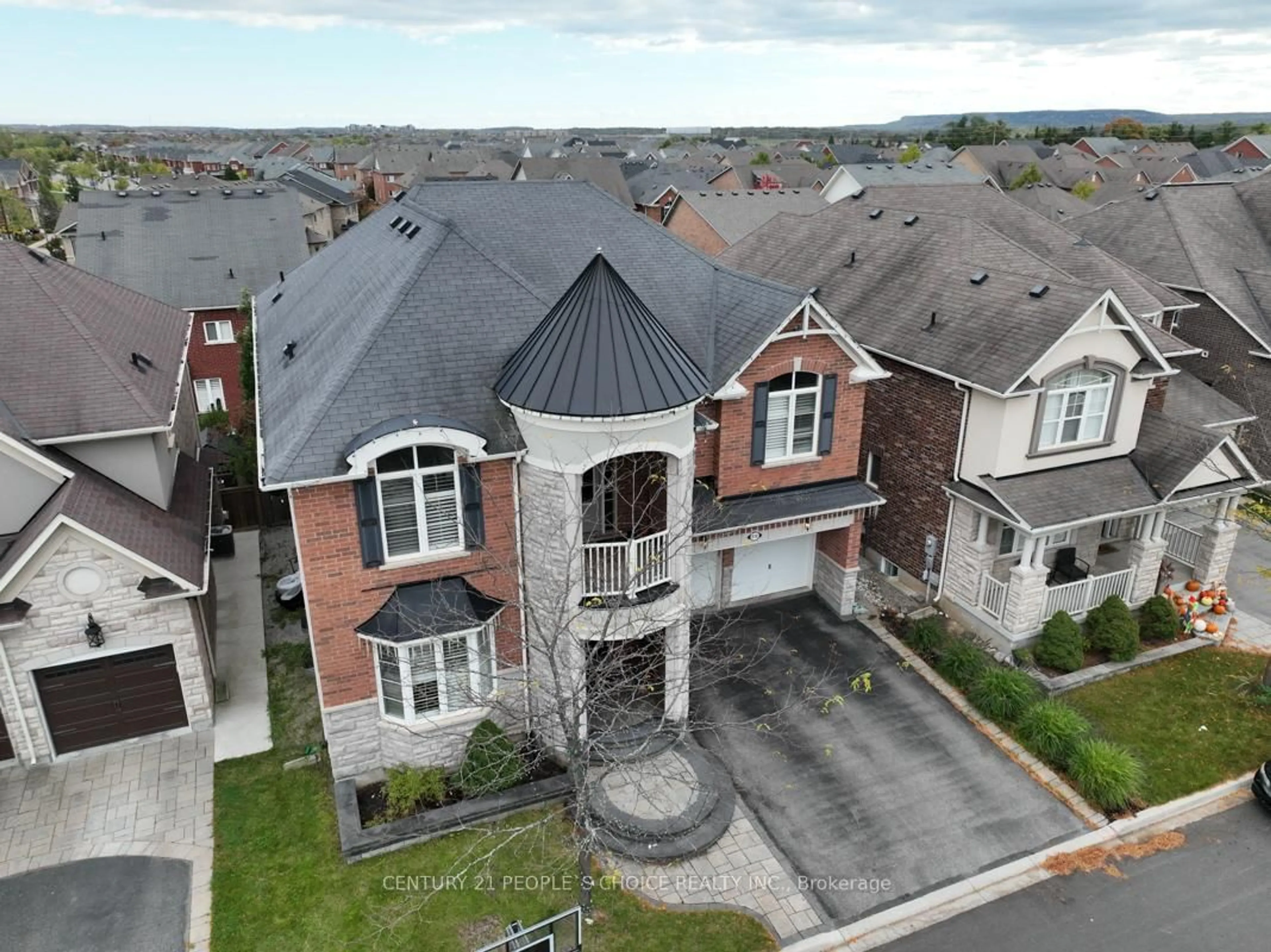 A pic from outside/outdoor area/front of a property/back of a property/a pic from drone, street for 318 Laundon Terr, Milton Ontario L9T 7N9
