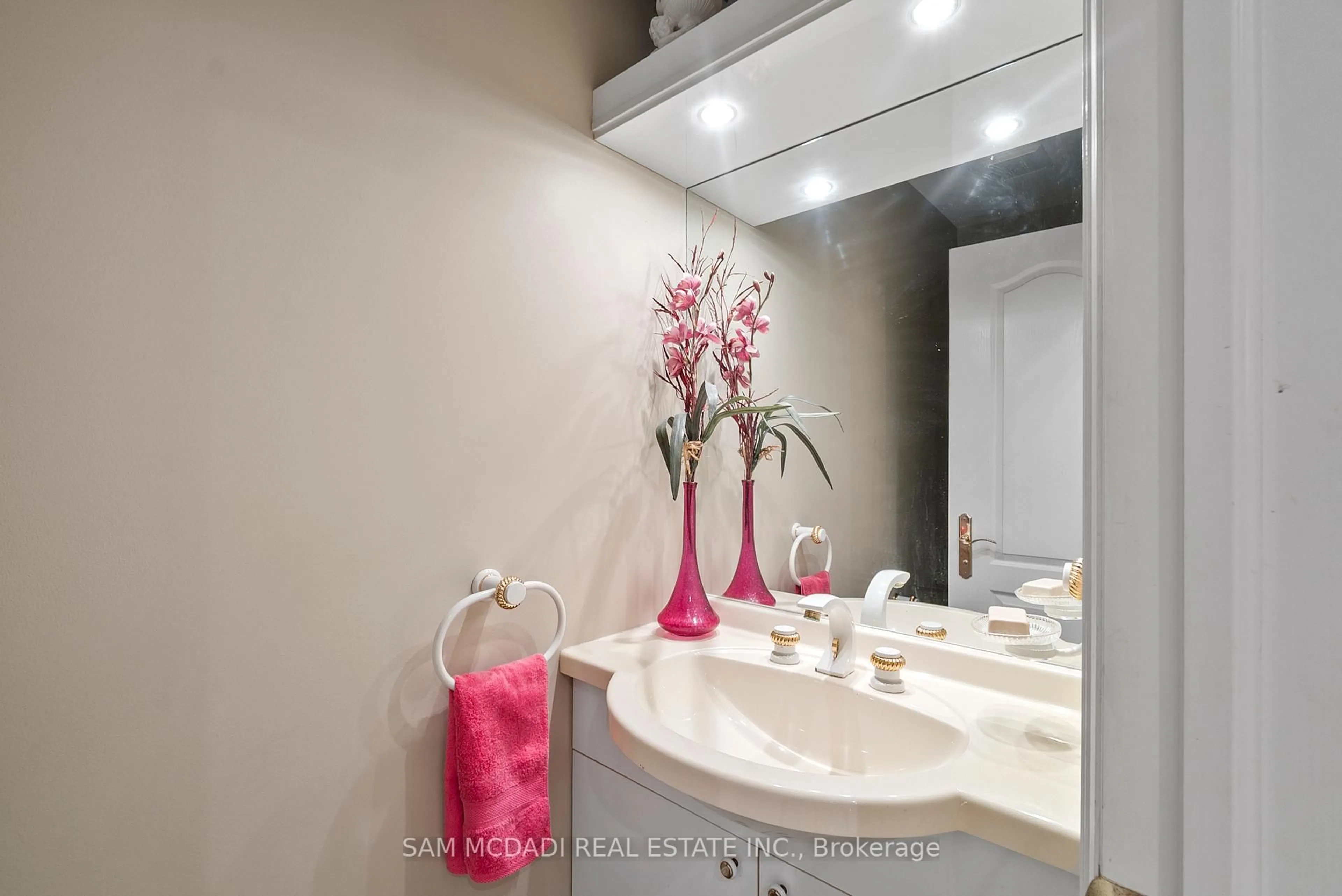 Contemporary bathroom, ceramic/tile floor for 978 Tennyson Ave, Mississauga Ontario L5H 2Z1