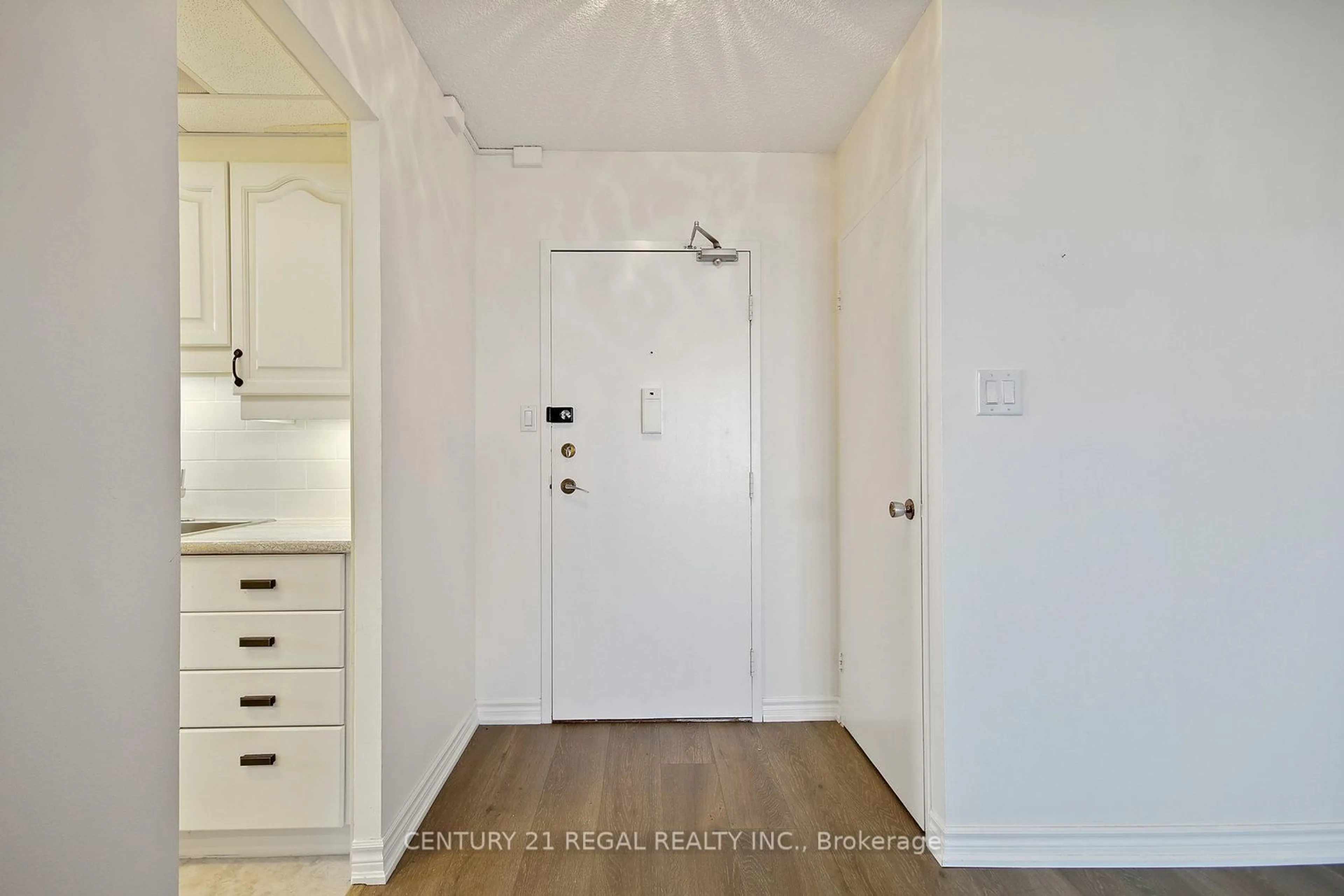 Indoor entryway for 812 Burnhamthorpe Rd #1207, Toronto Ontario M9C 4W1