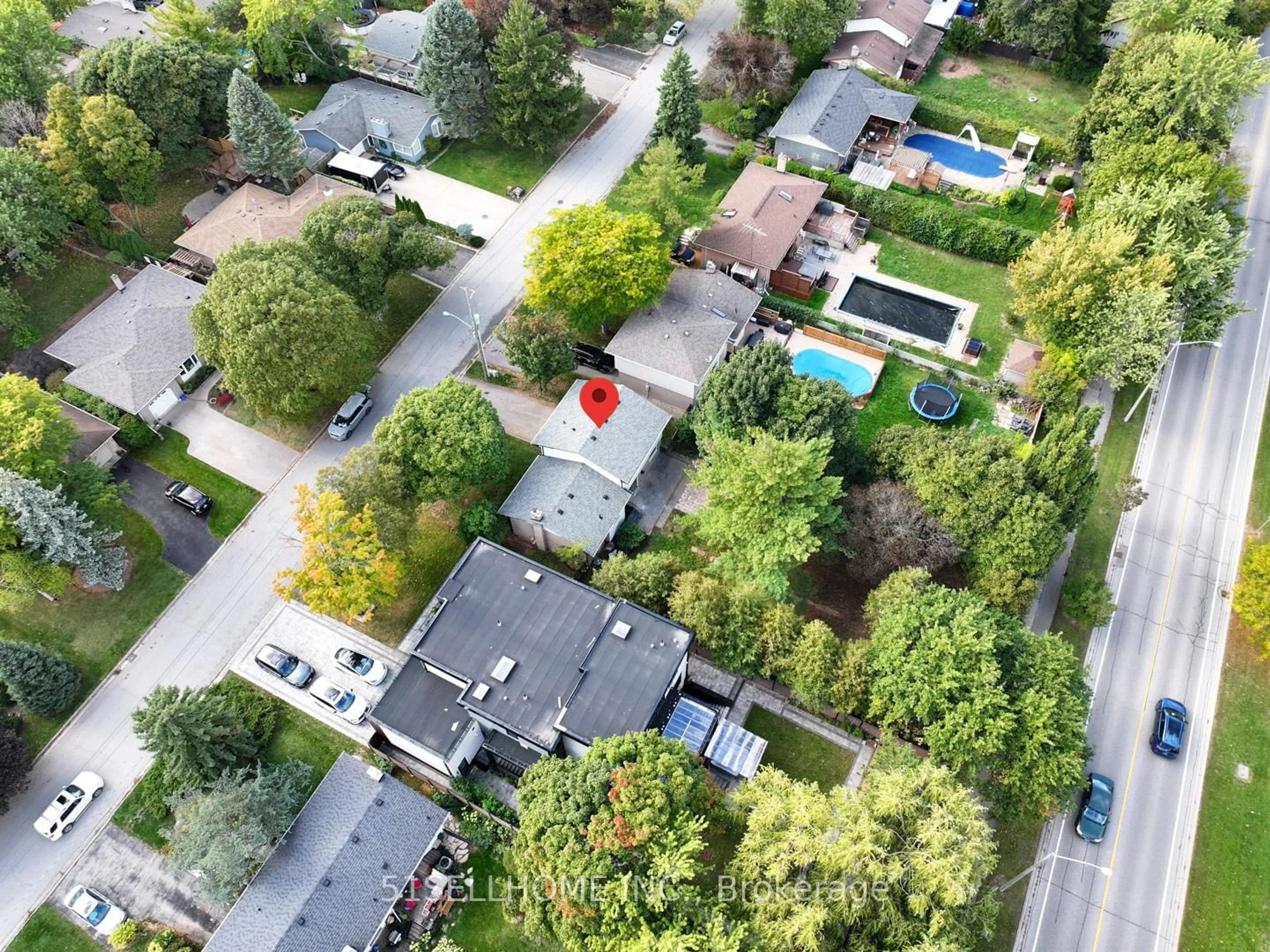A pic from outside/outdoor area/front of a property/back of a property/a pic from drone, street for 1253 Kensington Park Rd, Oakville Ontario L6H 2G8