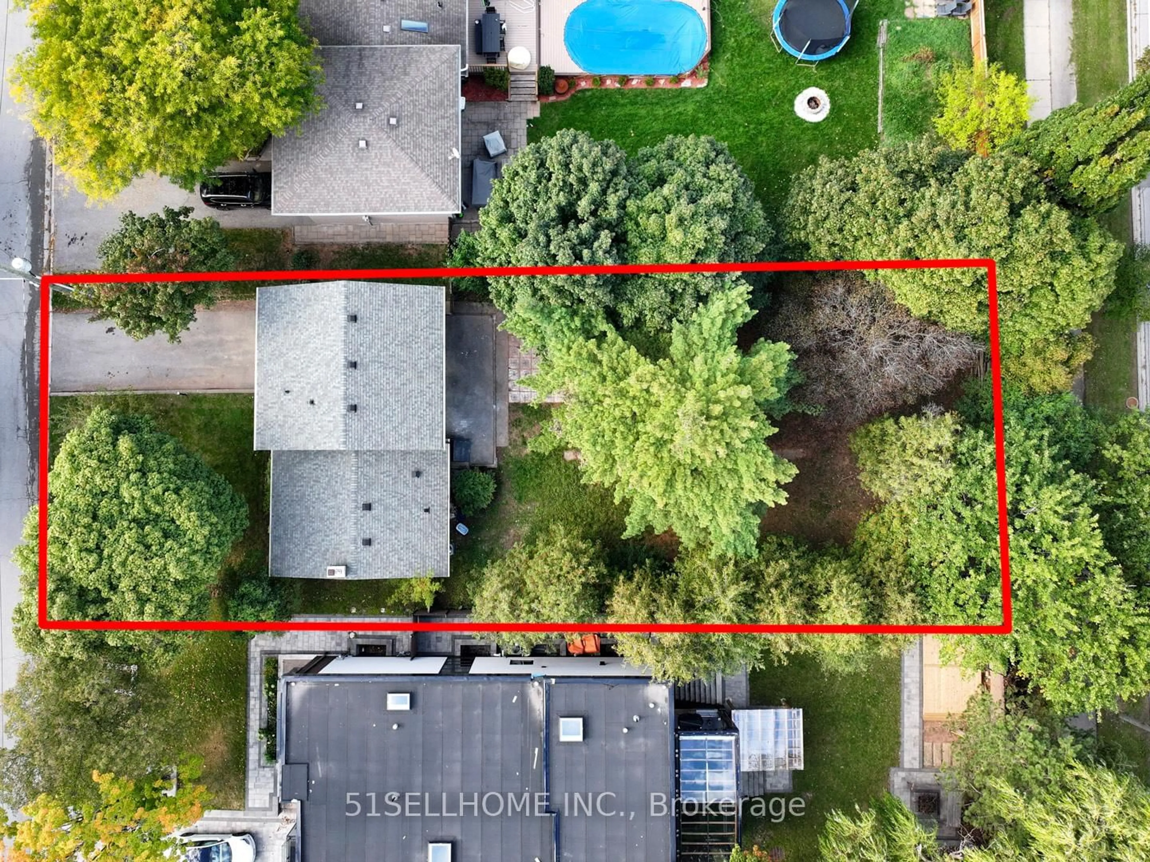 A pic from outside/outdoor area/front of a property/back of a property/a pic from drone, street for 1253 Kensington Park Rd, Oakville Ontario L6H 2G8