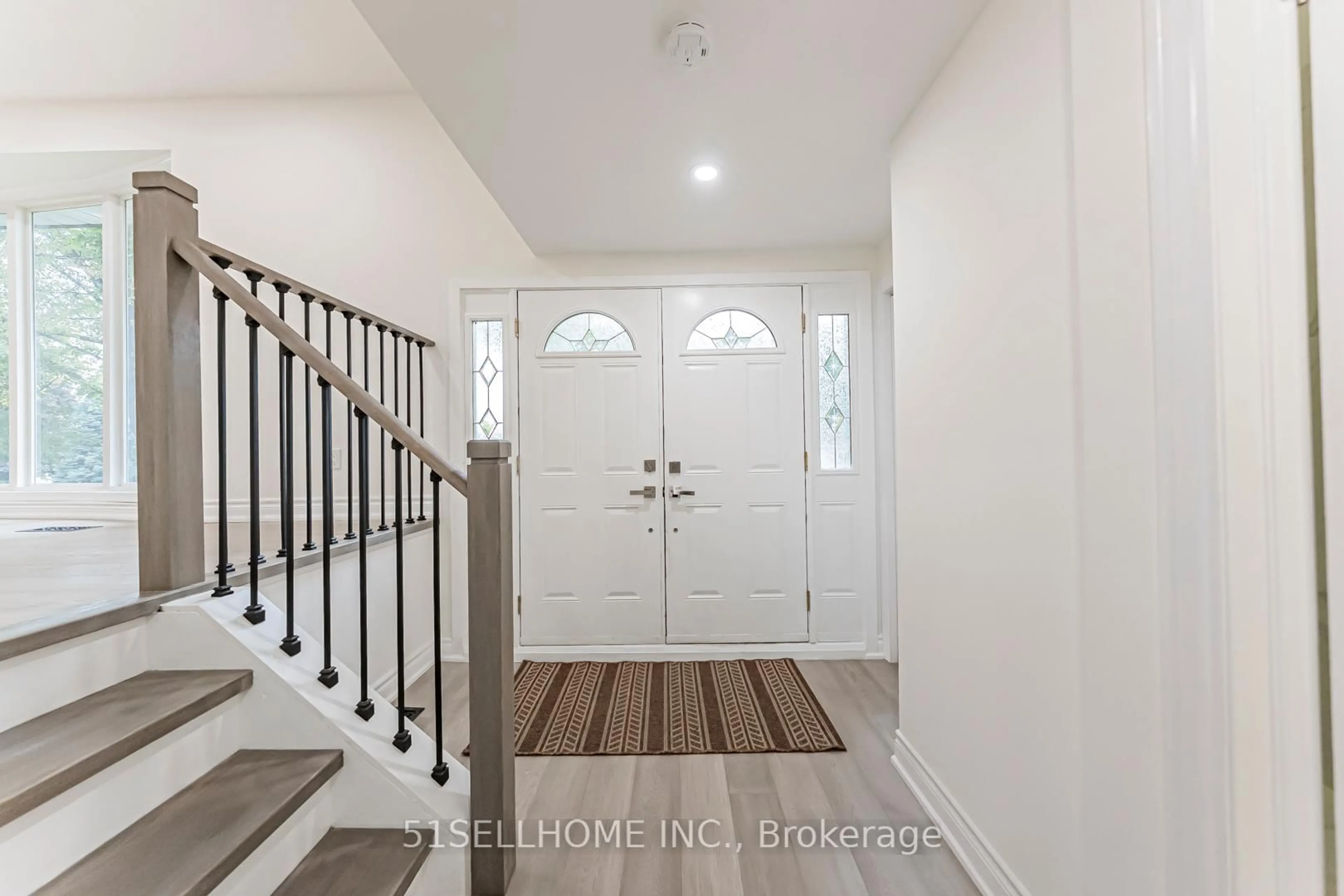 Indoor entryway for 1253 Kensington Park Rd, Oakville Ontario L6H 2G8