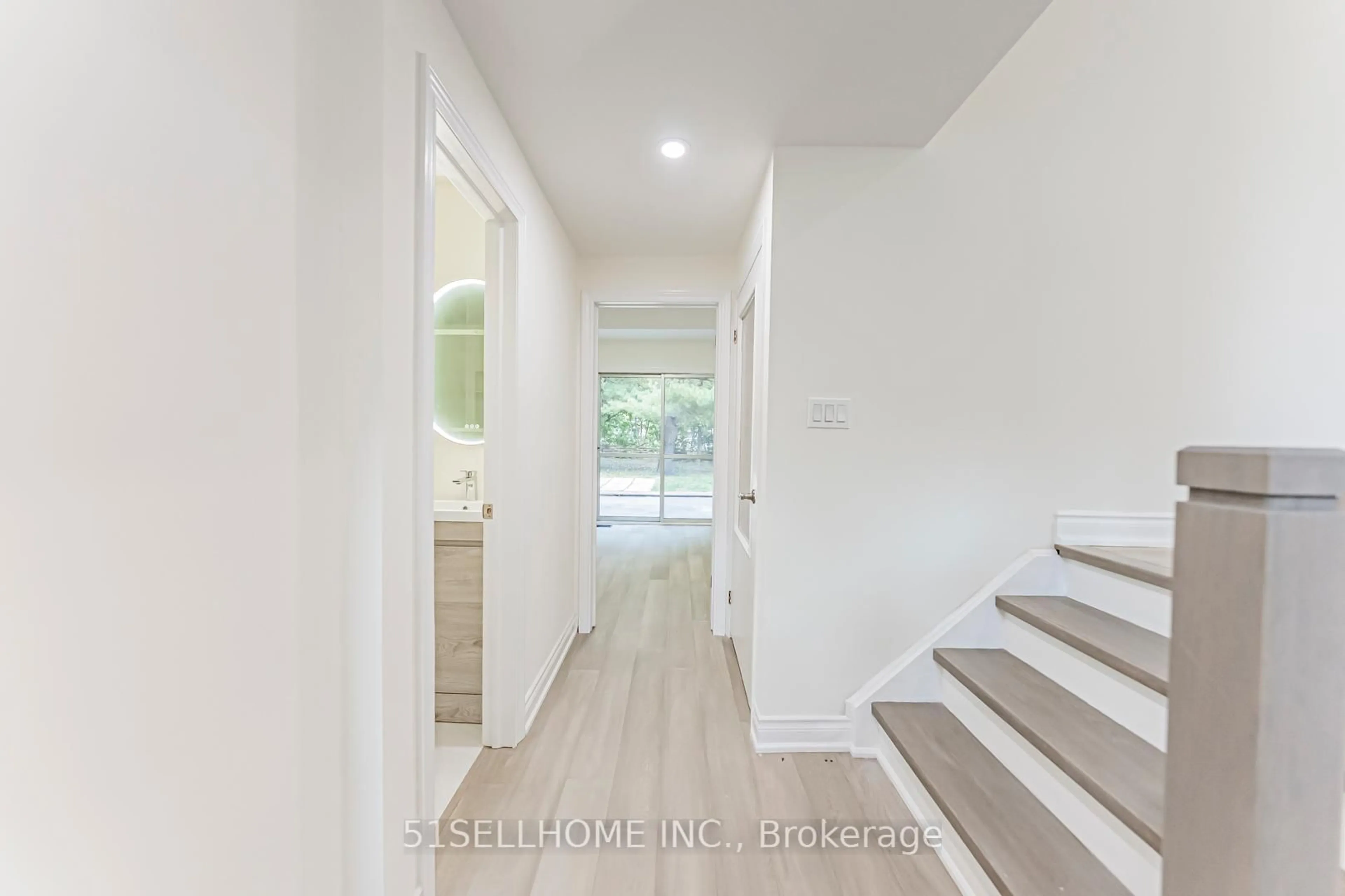 Indoor entryway for 1253 Kensington Park Rd, Oakville Ontario L6H 2G8