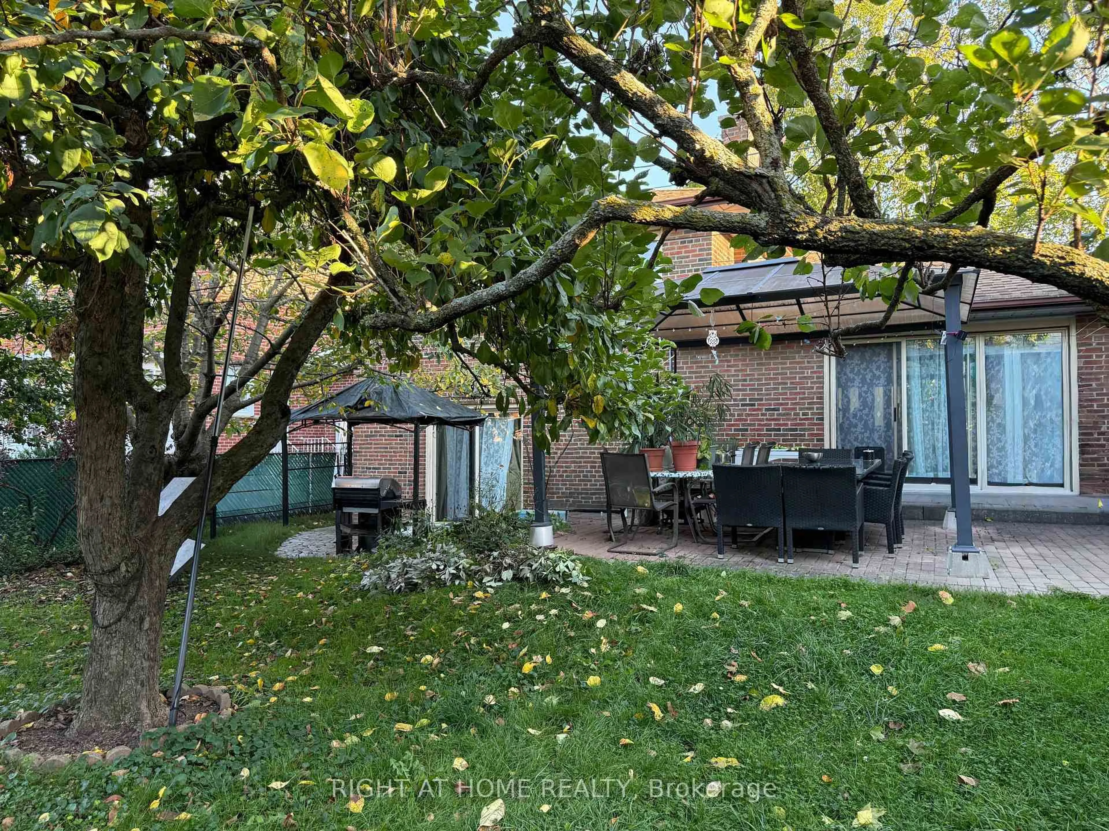 Patio, street for 258 La Rose Ave, Toronto Ontario M9P 1B7