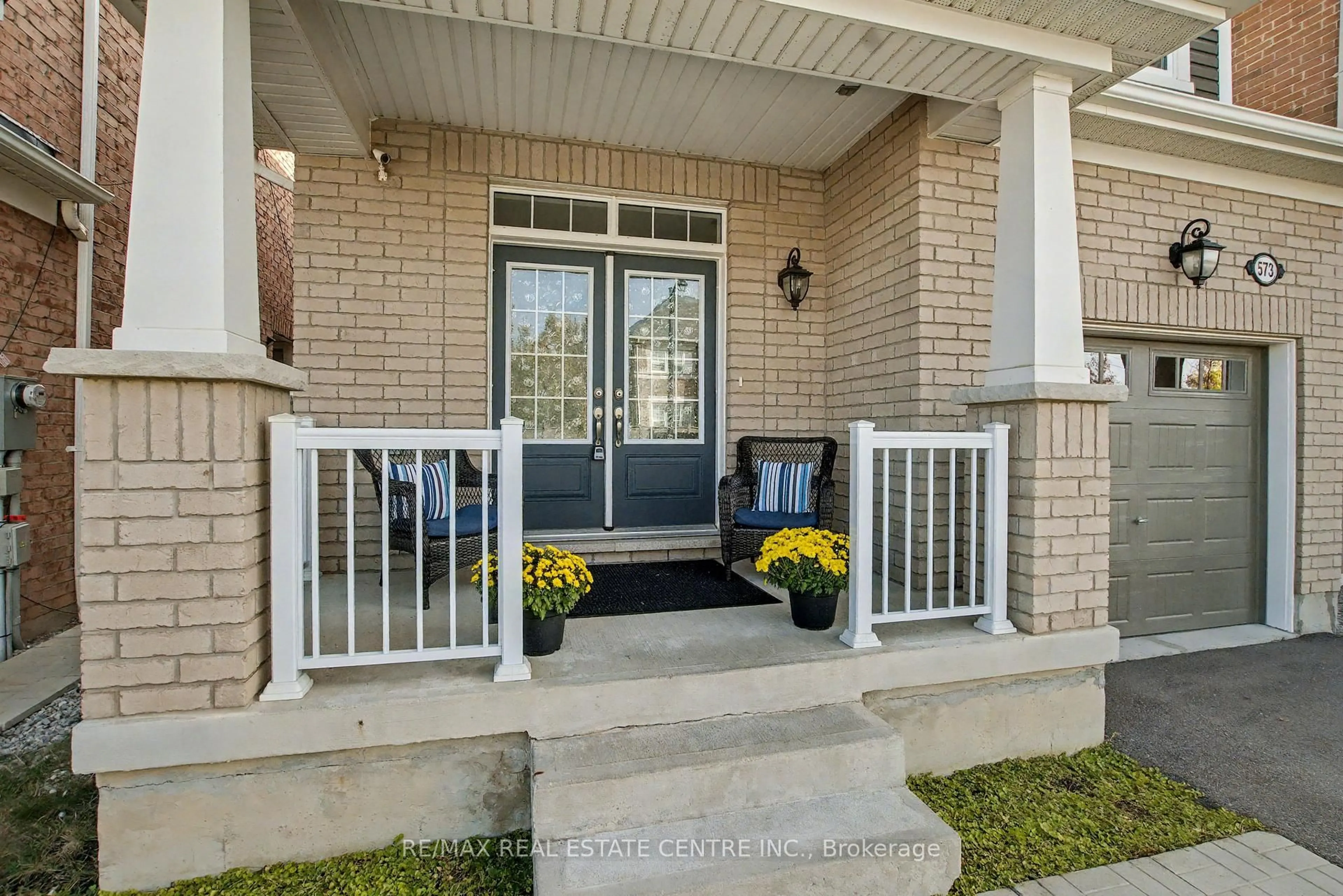 Indoor entryway for 573 Juneberry Crt, Milton Ontario L9E 1M8