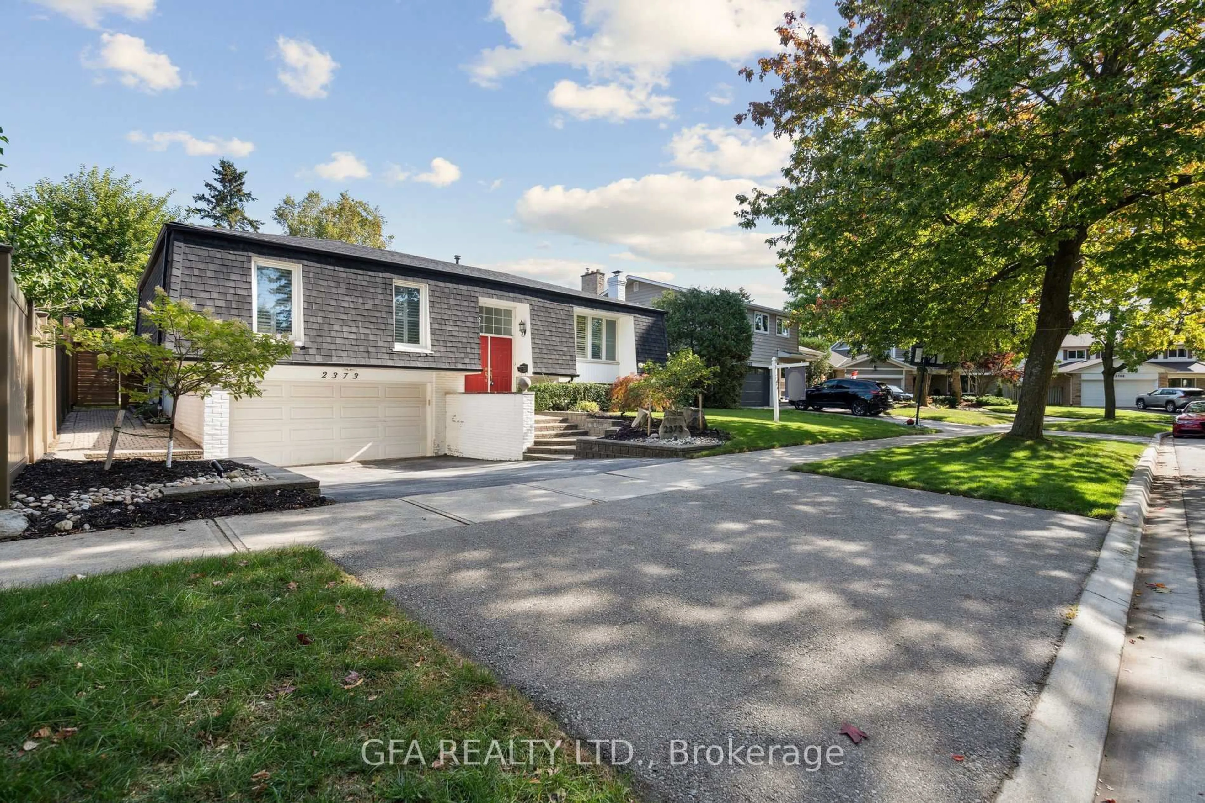 A pic from outside/outdoor area/front of a property/back of a property/a pic from drone, street for 2373 Cheverie St, Oakville Ontario L6J 5W5