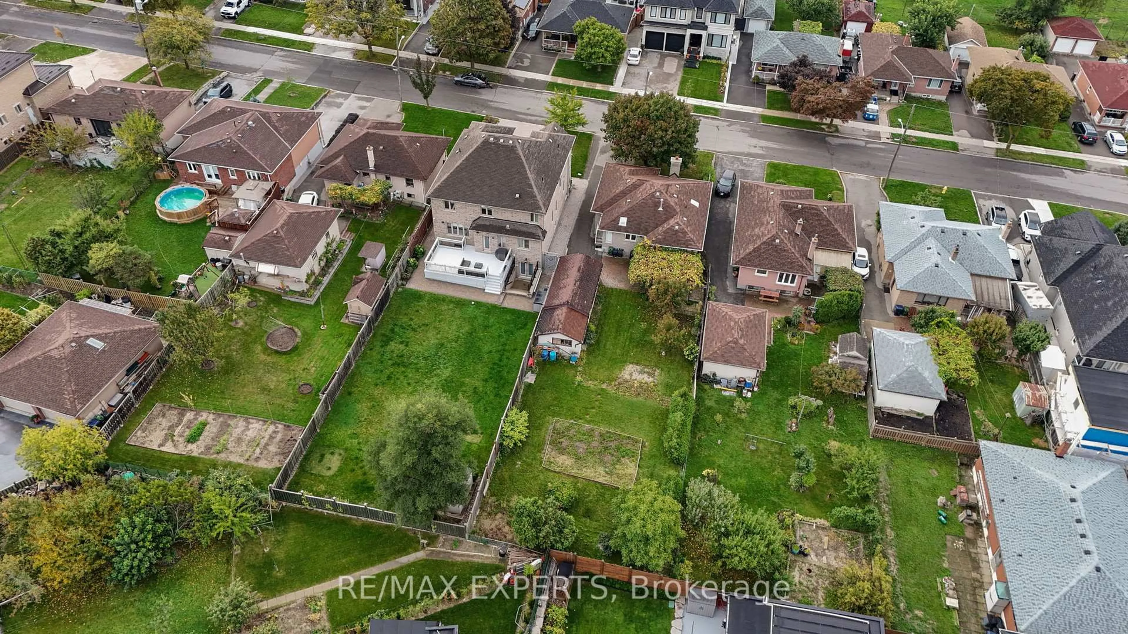 A pic from outside/outdoor area/front of a property/back of a property/a pic from drone, street for 26 Grovedale Ave, Toronto Ontario M6L 1Y6