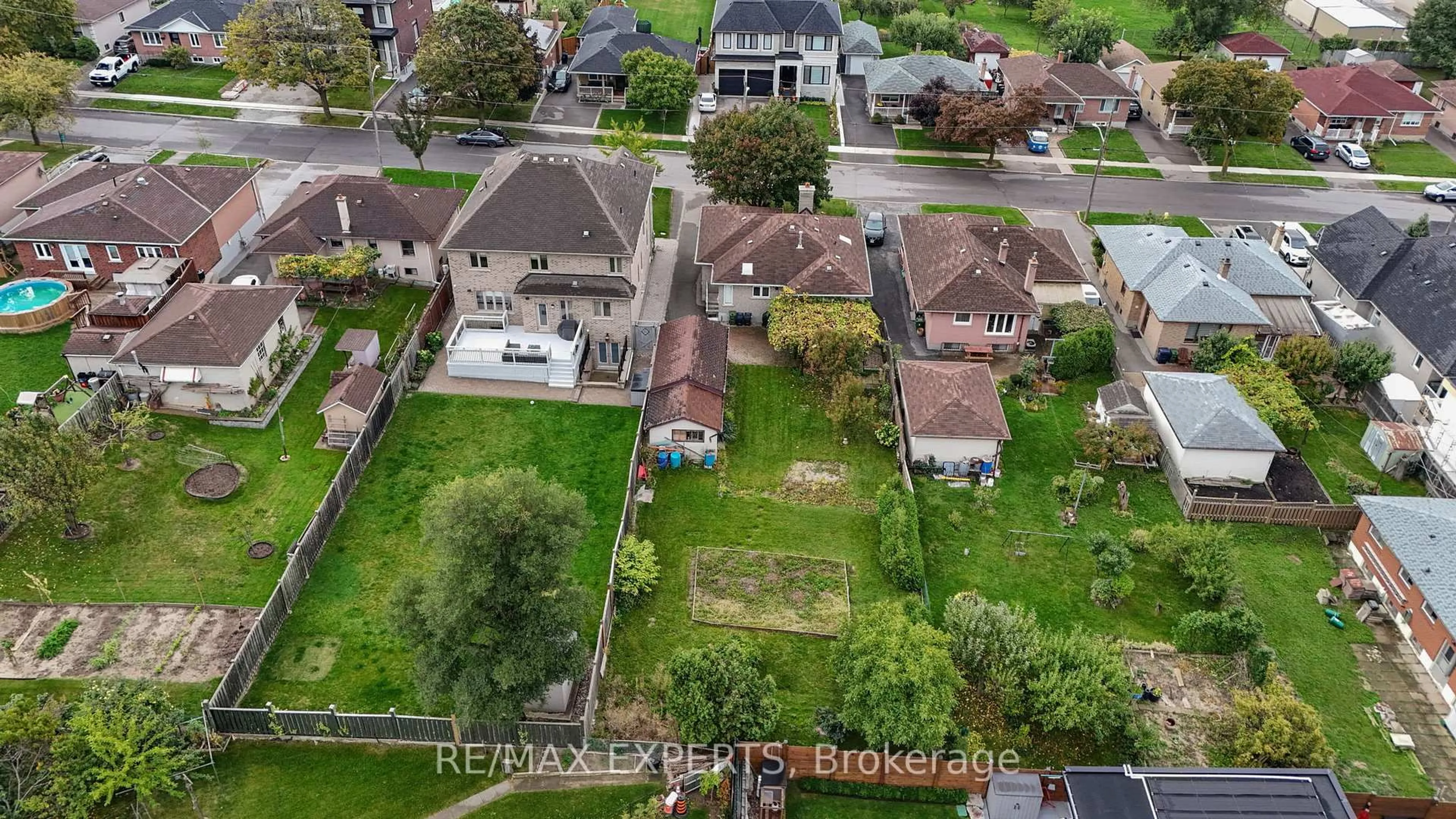 A pic from outside/outdoor area/front of a property/back of a property/a pic from drone, street for 26 Grovedale Ave, Toronto Ontario M6L 1Y6