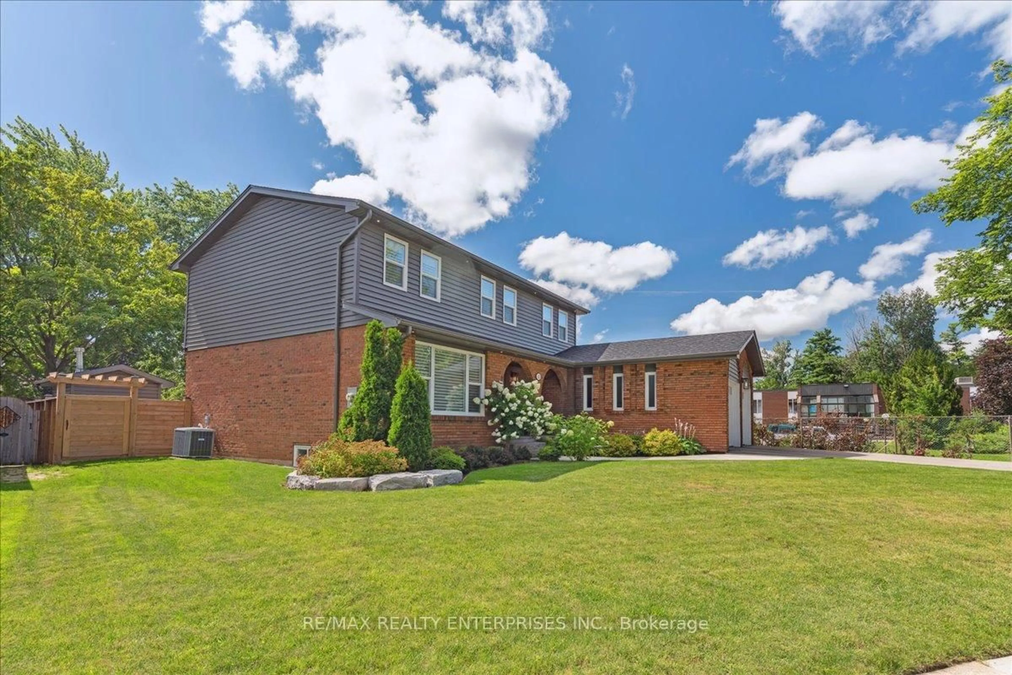 A pic from outside/outdoor area/front of a property/back of a property/a pic from drone, street for 42 Hillside Dr, Halton Hills Ontario L7G 4W3