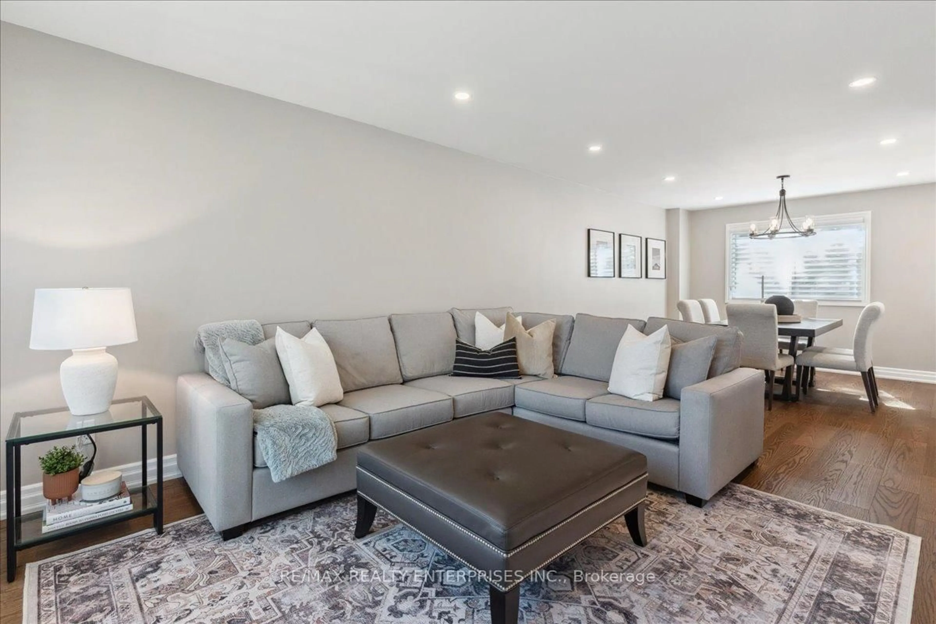 Living room with furniture, unknown for 42 Hillside Dr, Halton Hills Ontario L7G 4W3
