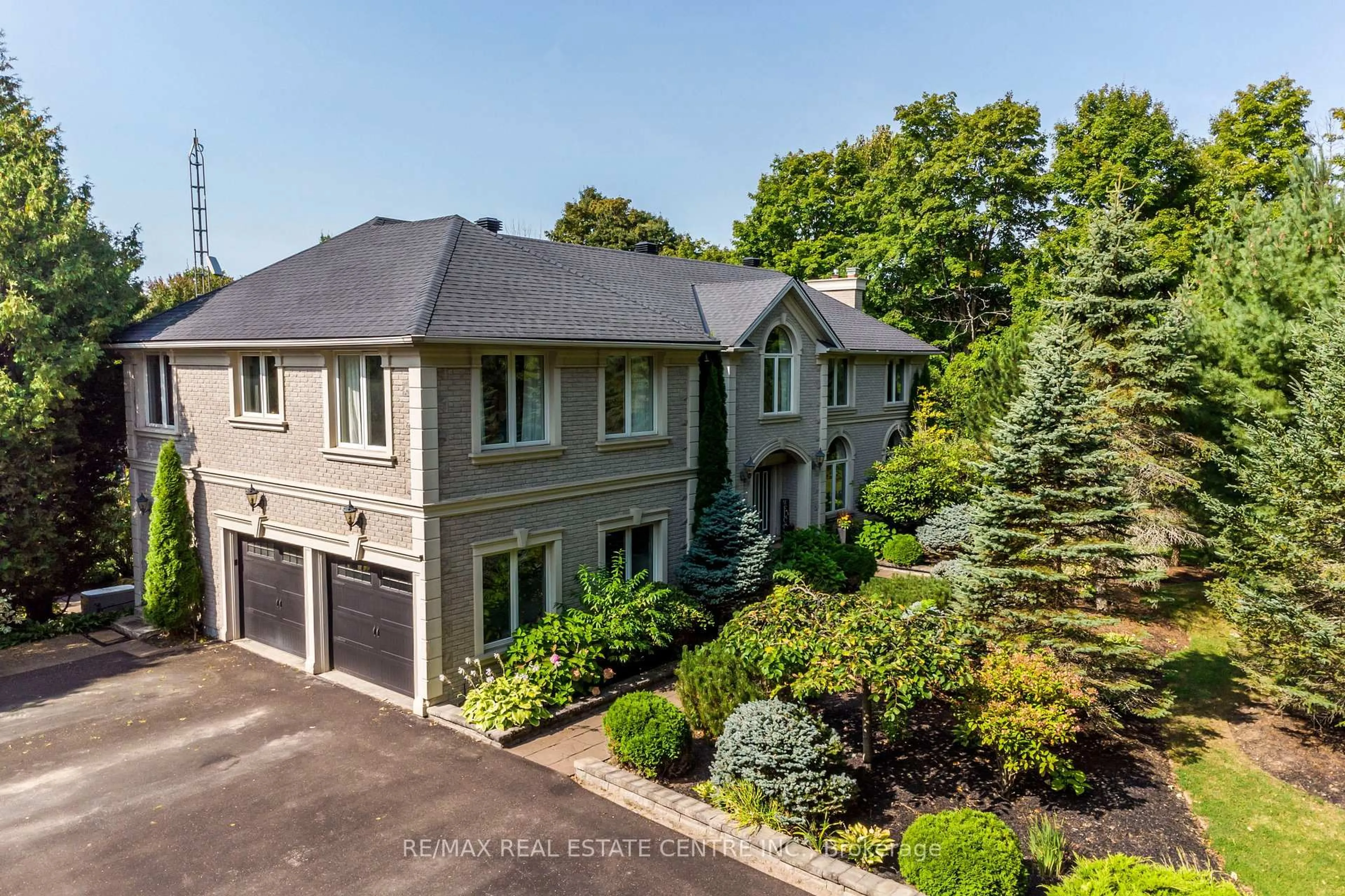 A pic from outside/outdoor area/front of a property/back of a property/a pic from drone, street for 4220 Ennisclare Dr, Milton Ontario N0B 2K0