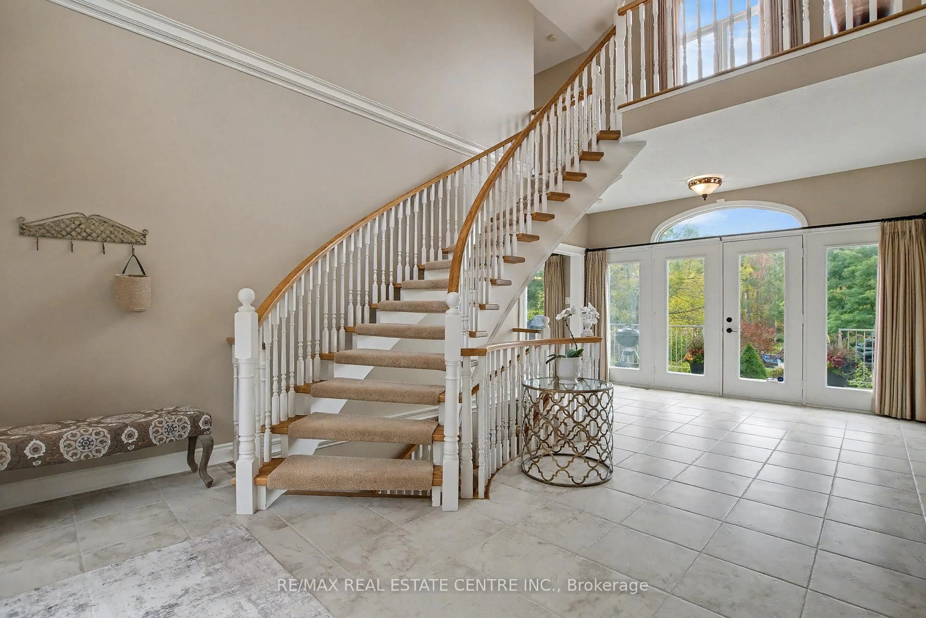 Indoor foyer for 4220 Ennisclare Dr, Milton Ontario N0B 2K0