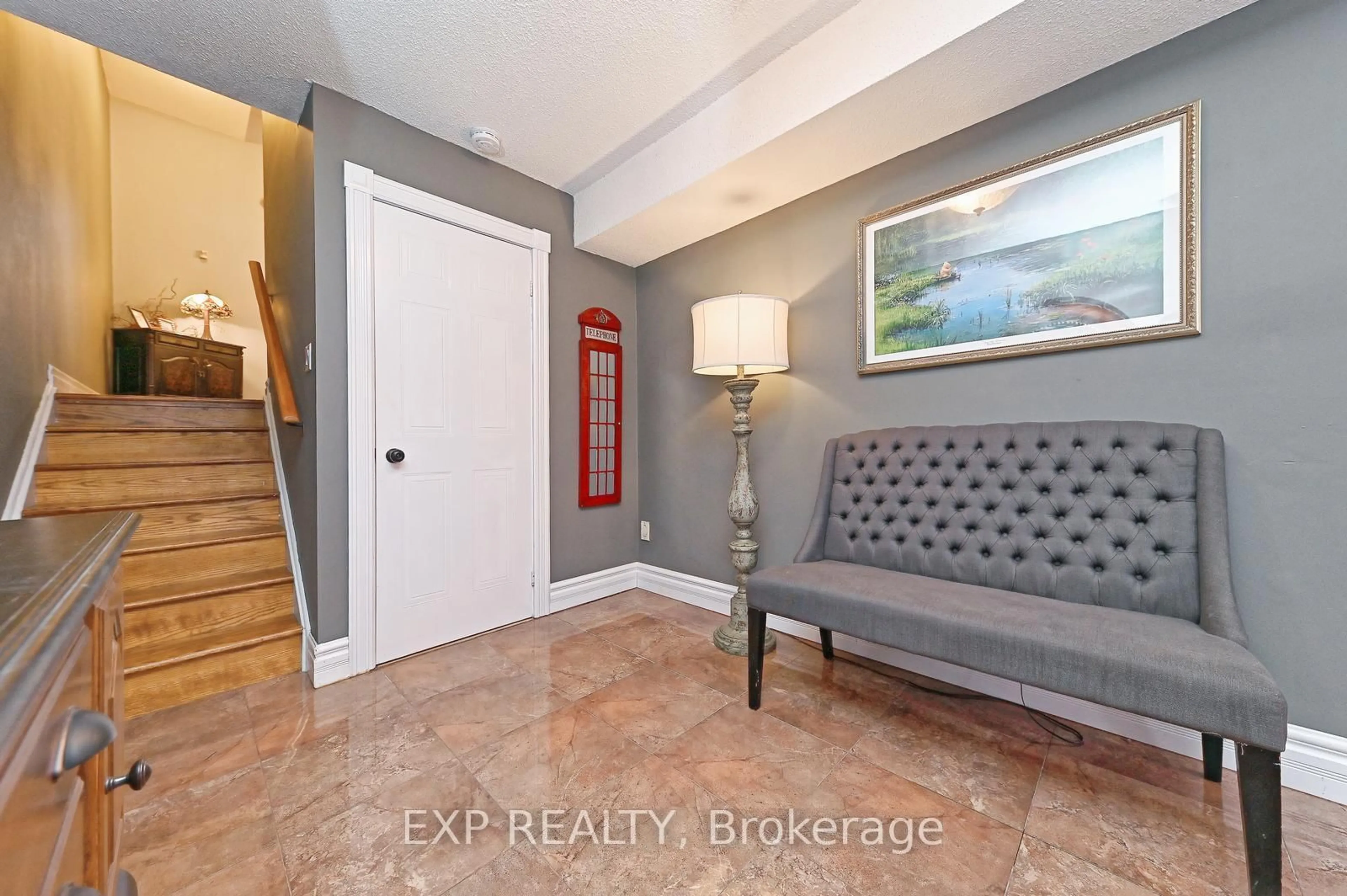 Indoor entryway for 40 Stornwood Crt #40, Brampton Ontario L6W 4H5