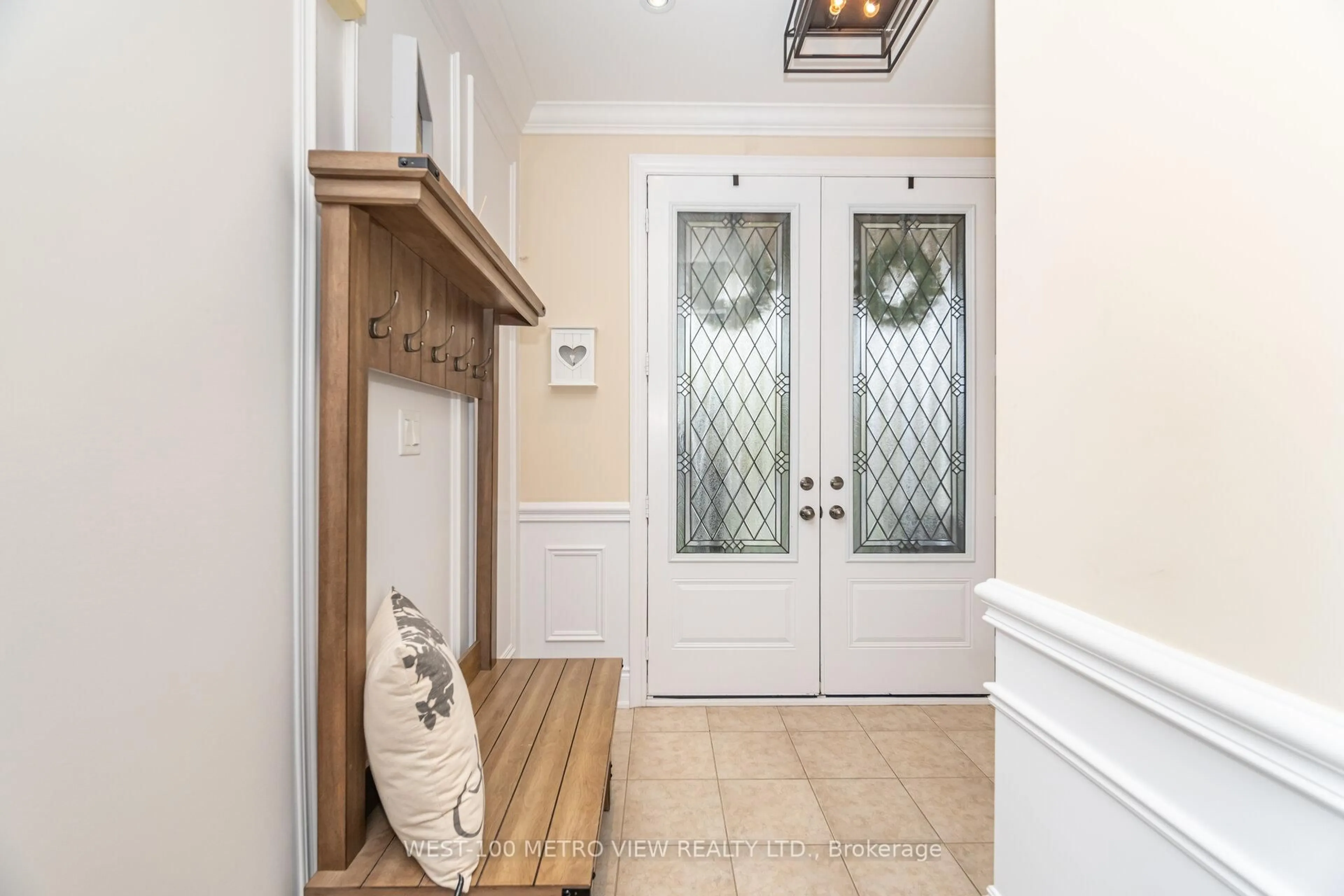Indoor entryway for 4 Ivor Cres, Brampton Ontario L7A 4L5