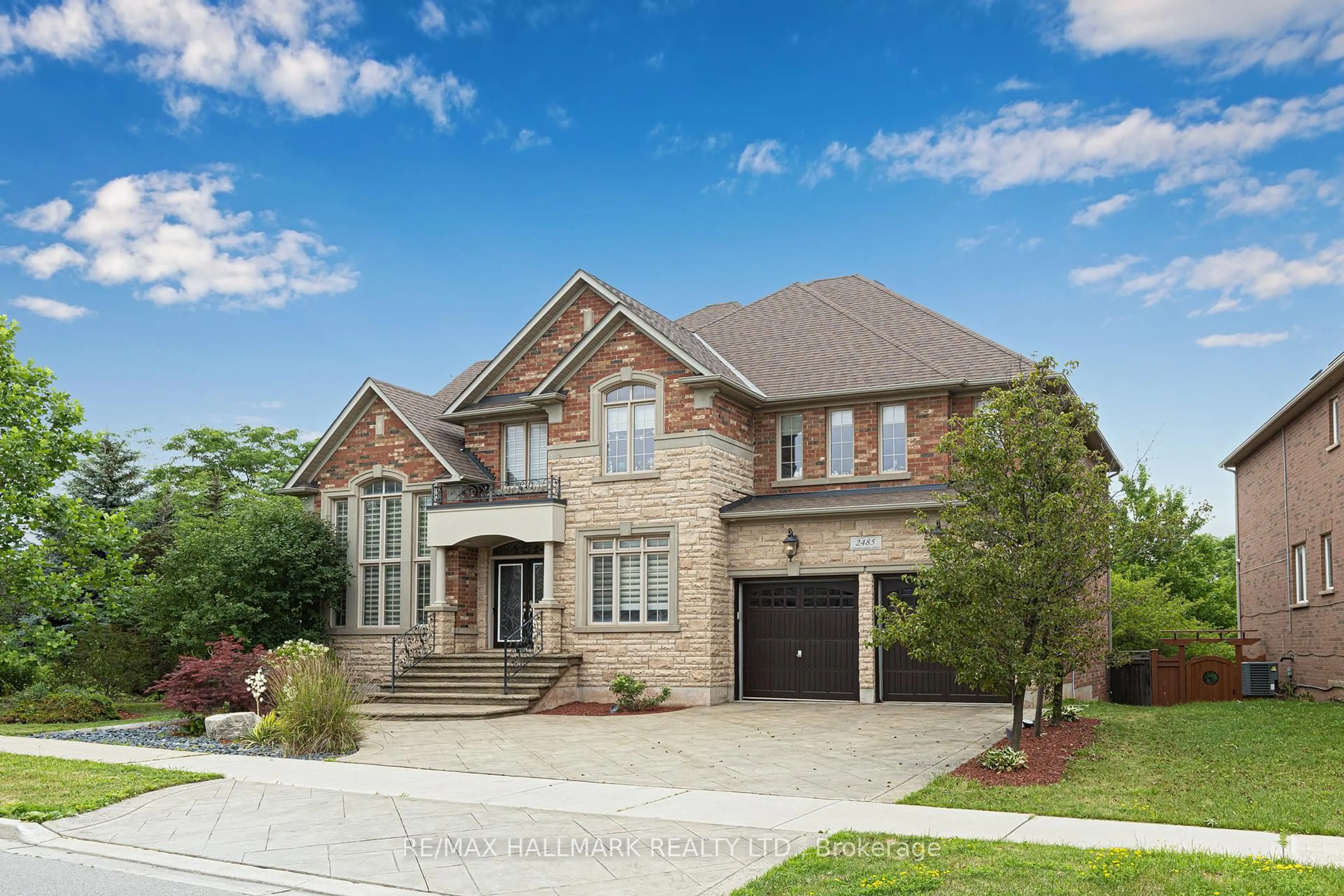 Home with brick exterior material, street for 2485 Meadowridge Dr, Oakville Ontario L6H 7R4