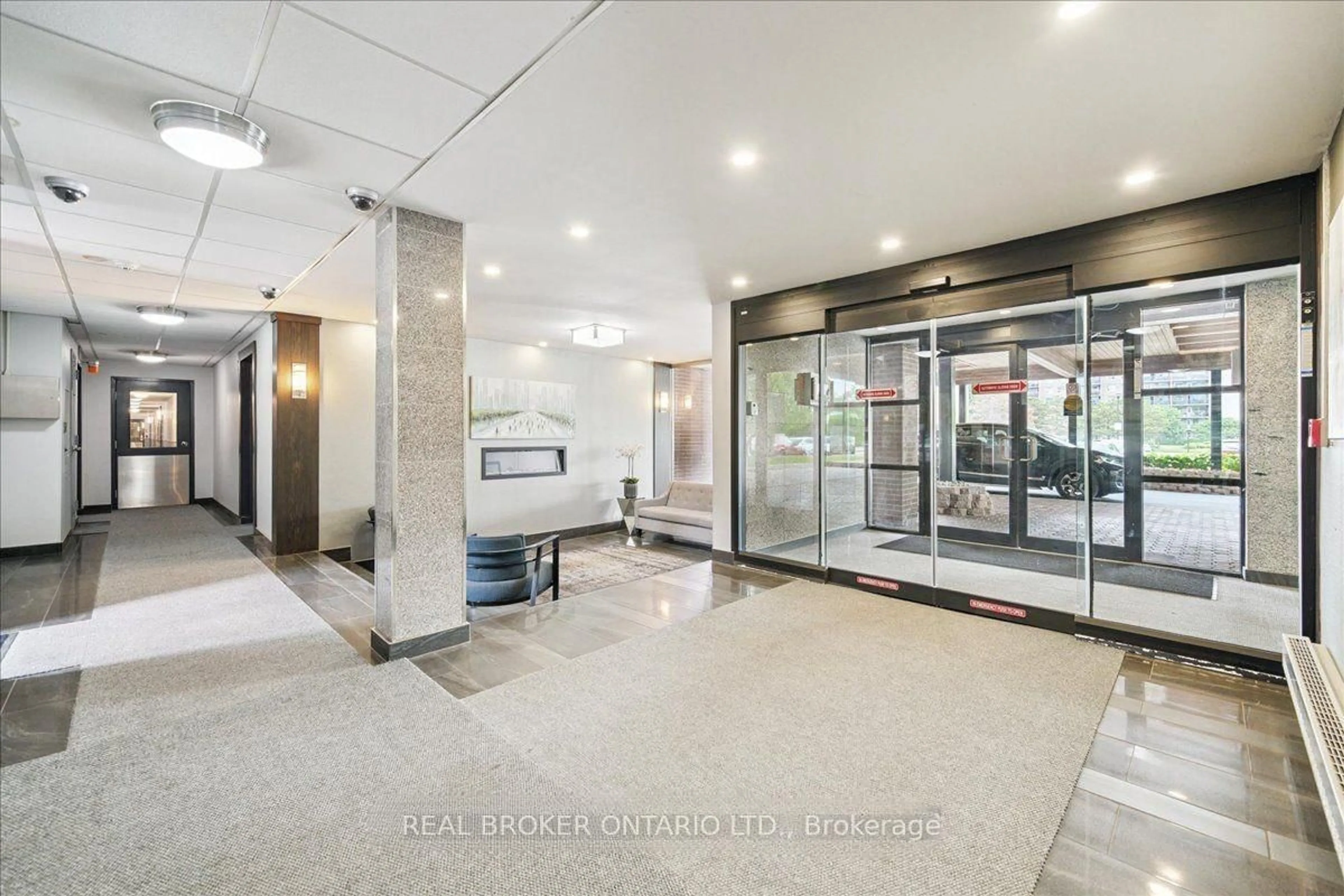Indoor foyer for 1660 Bloor St #411, Mississauga Ontario L4X 1R9