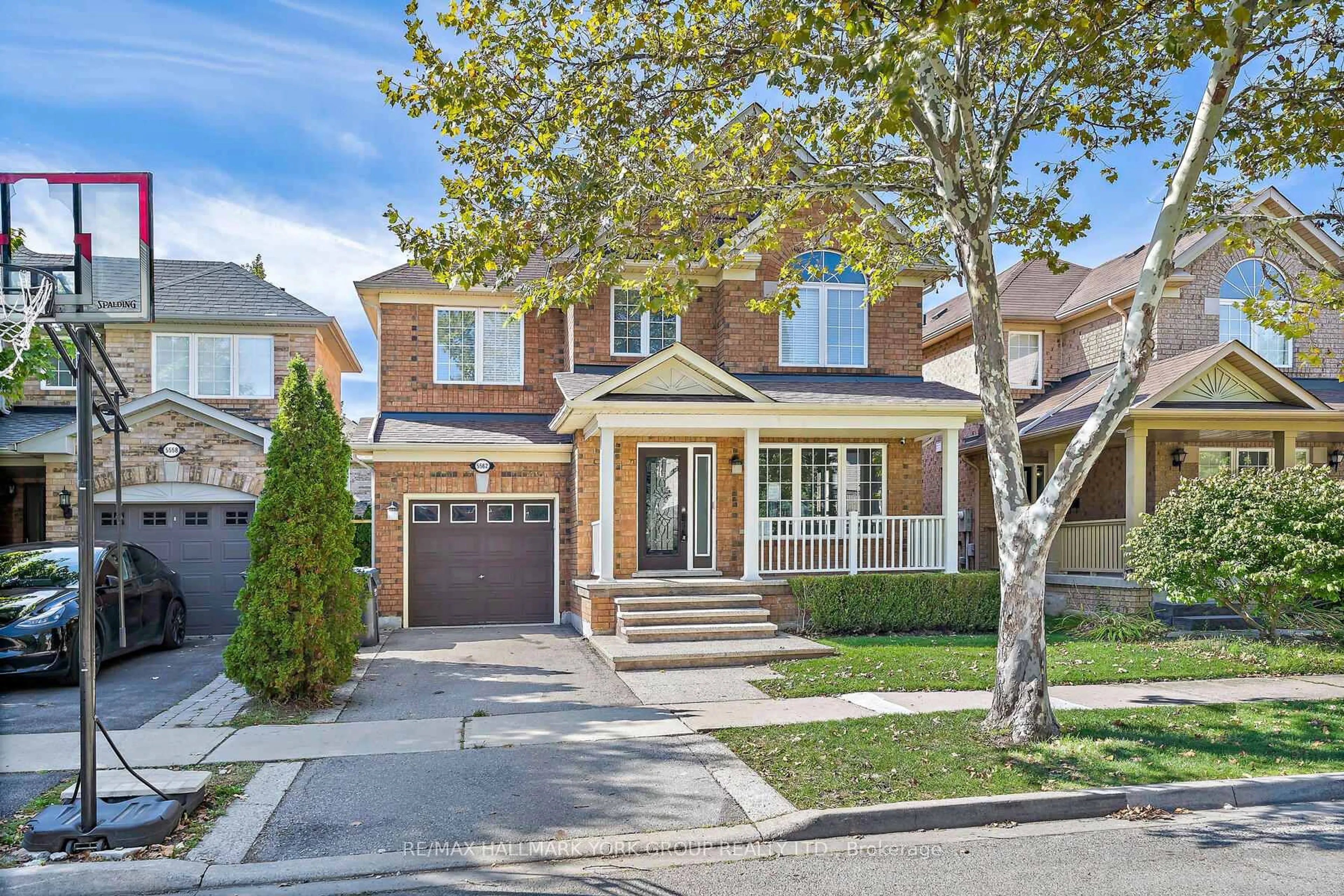Home with brick exterior material, street for 5562 Broadpath Gate, Mississauga Ontario L5M 6M4