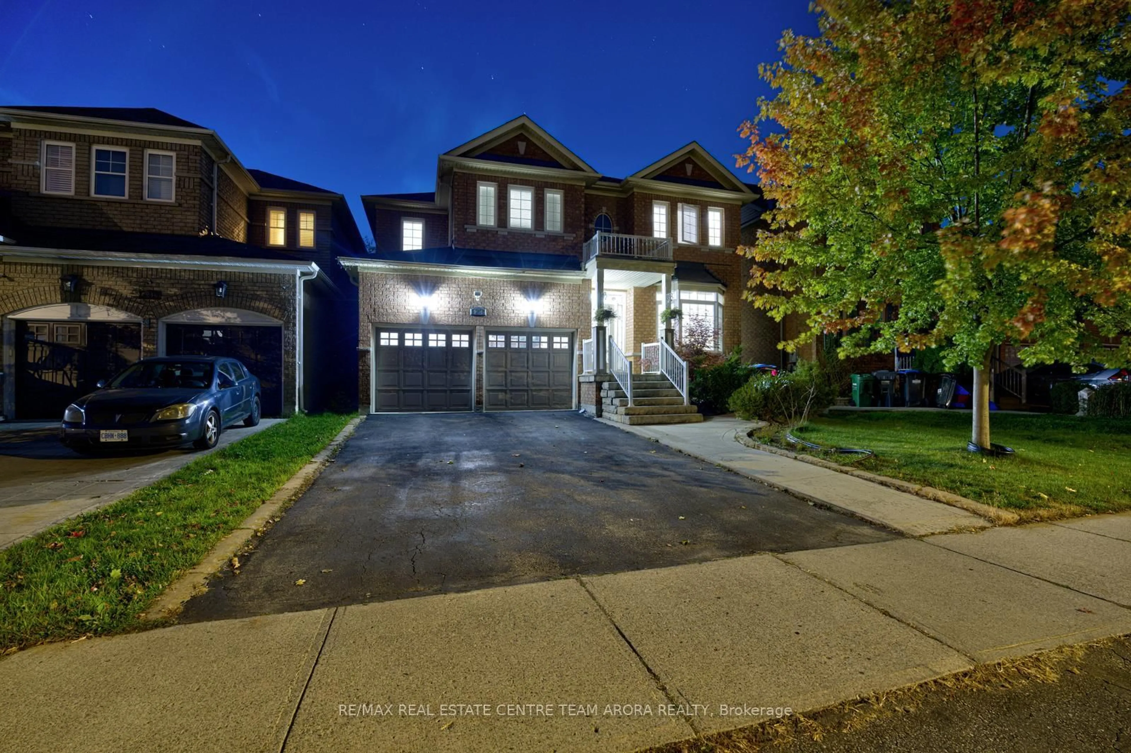 A pic from outside/outdoor area/front of a property/back of a property/a pic from drone, street for 22 Outlook Ave, Brampton Ontario L6Y 5N9