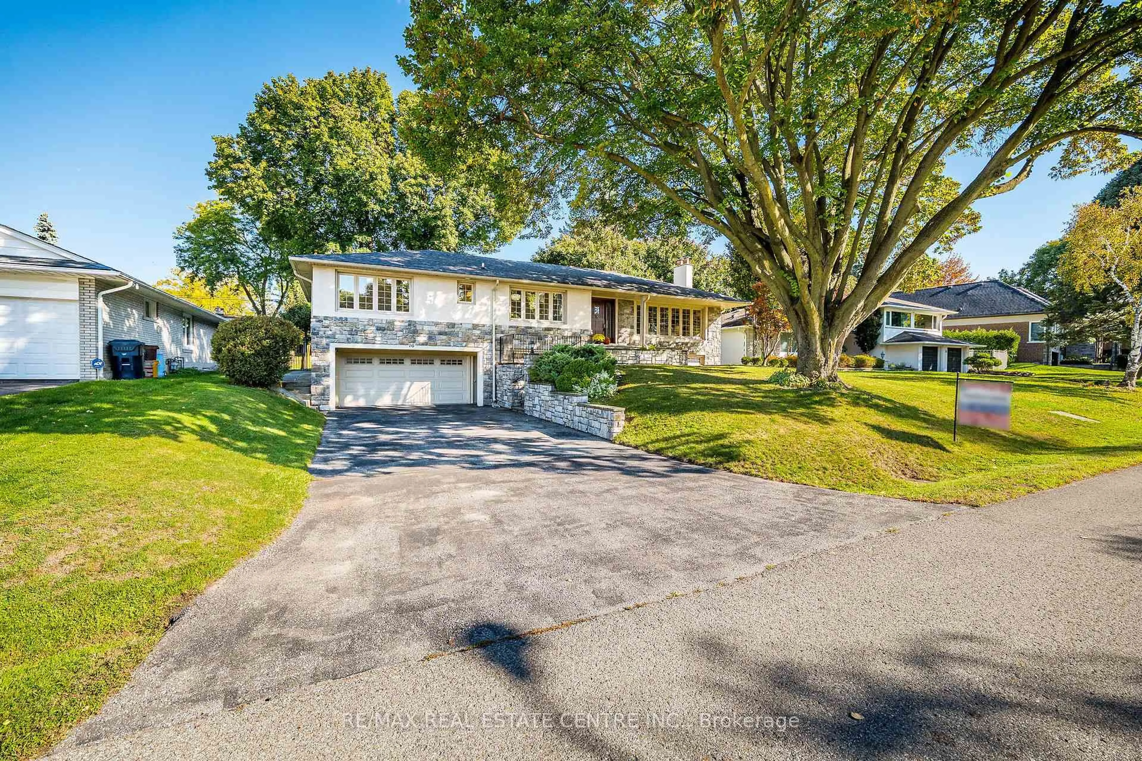 A pic from outside/outdoor area/front of a property/back of a property/a pic from drone, street for 16 Aylesbury Rd, Toronto Ontario M9A 2M5