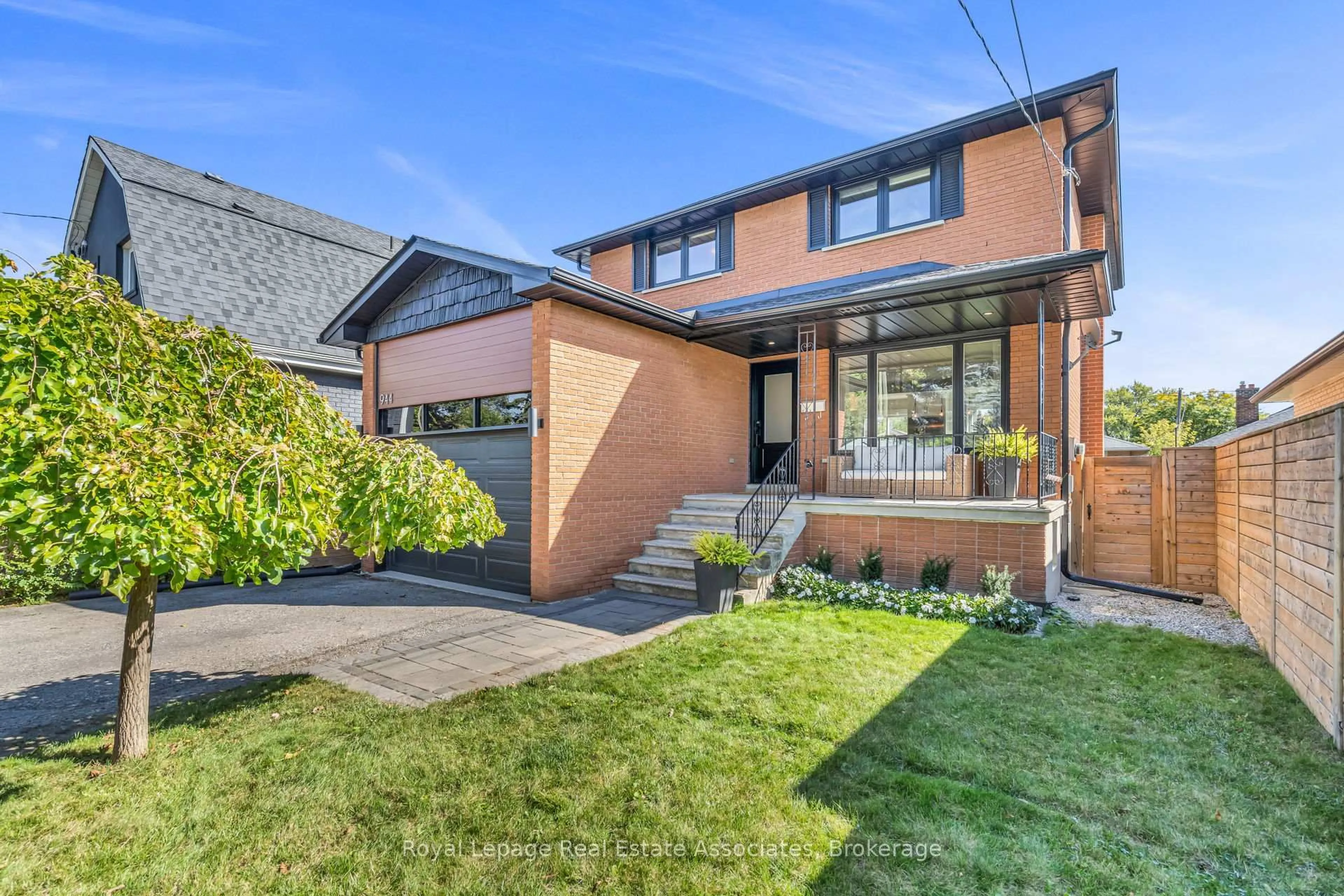 Home with brick exterior material, street for 944 Tenth St, Mississauga Ontario L5E 1T2