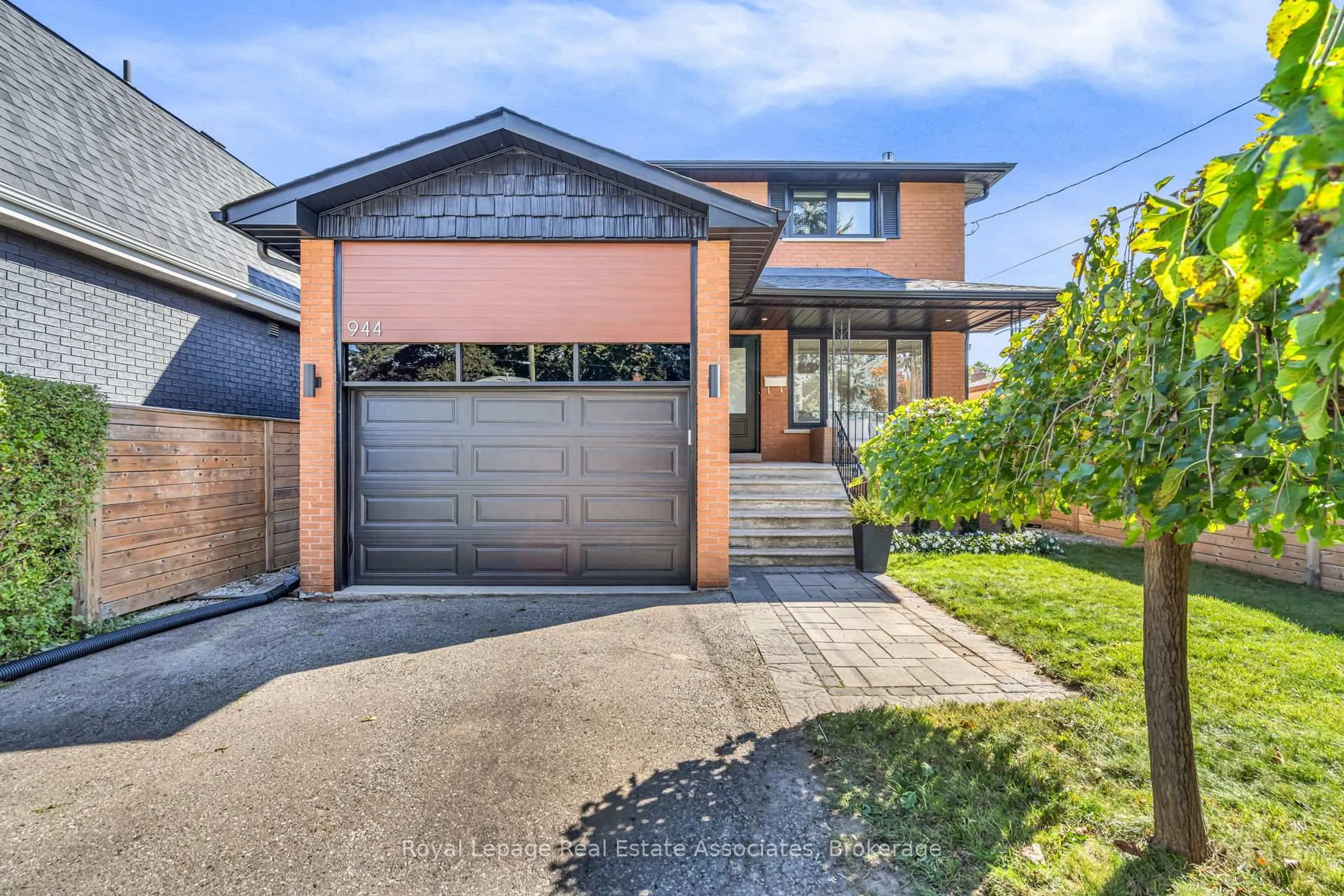 Home with brick exterior material, street for 944 Tenth St, Mississauga Ontario L5E 1T2