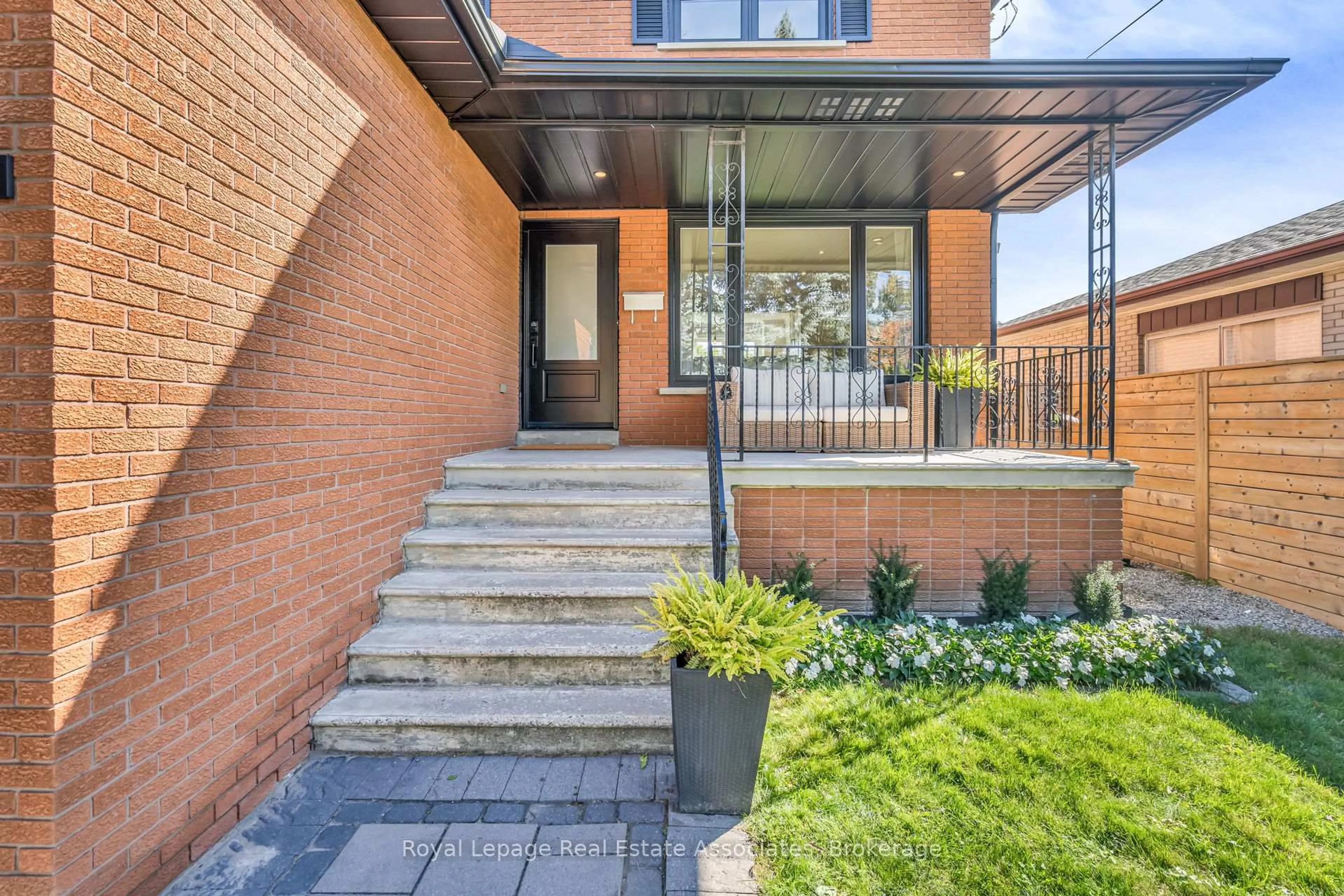 Home with brick exterior material, street for 944 Tenth St, Mississauga Ontario L5E 1T2