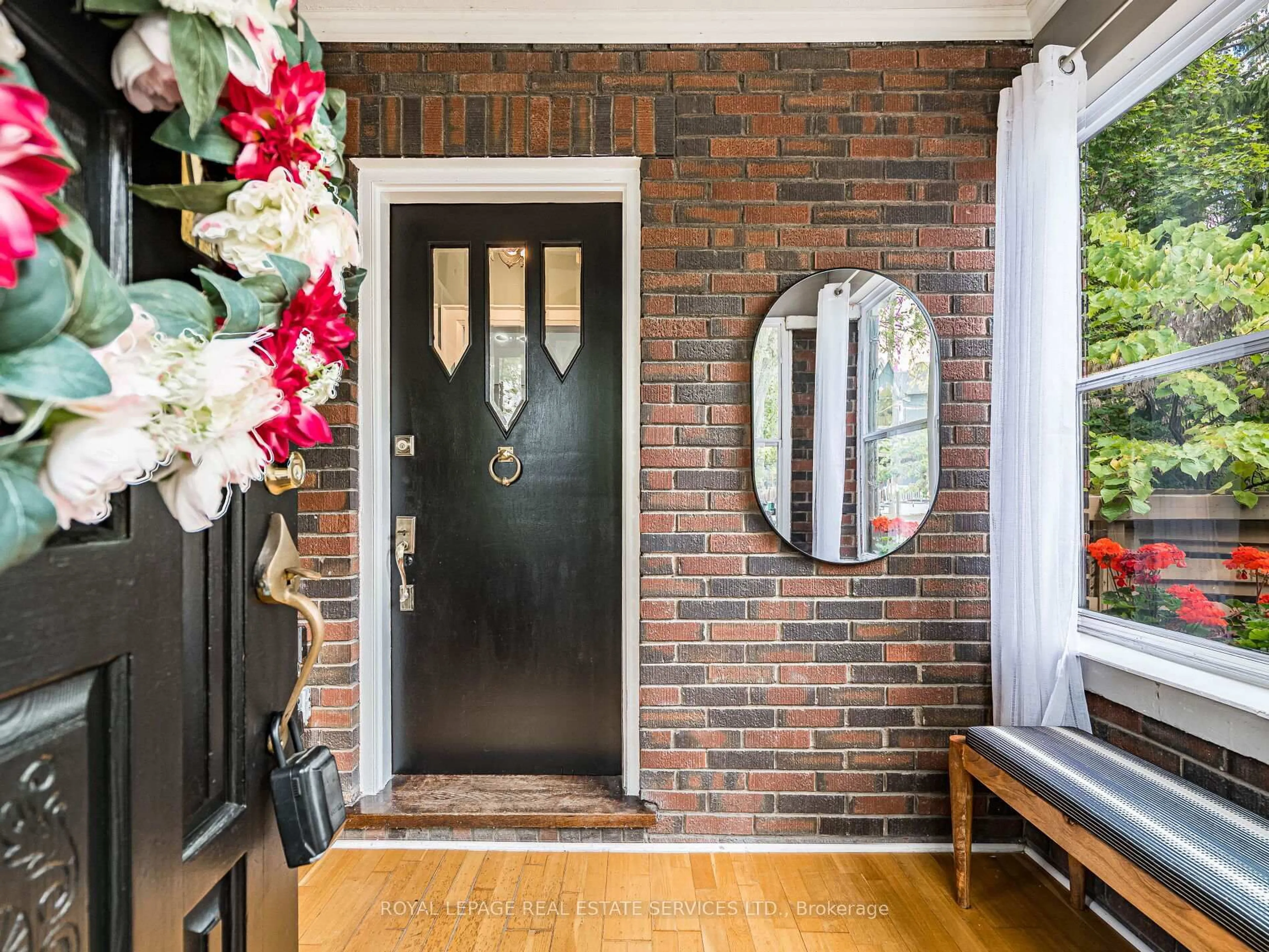 Indoor entryway for 92 Mill St, Brampton Ontario L6Y 1T2