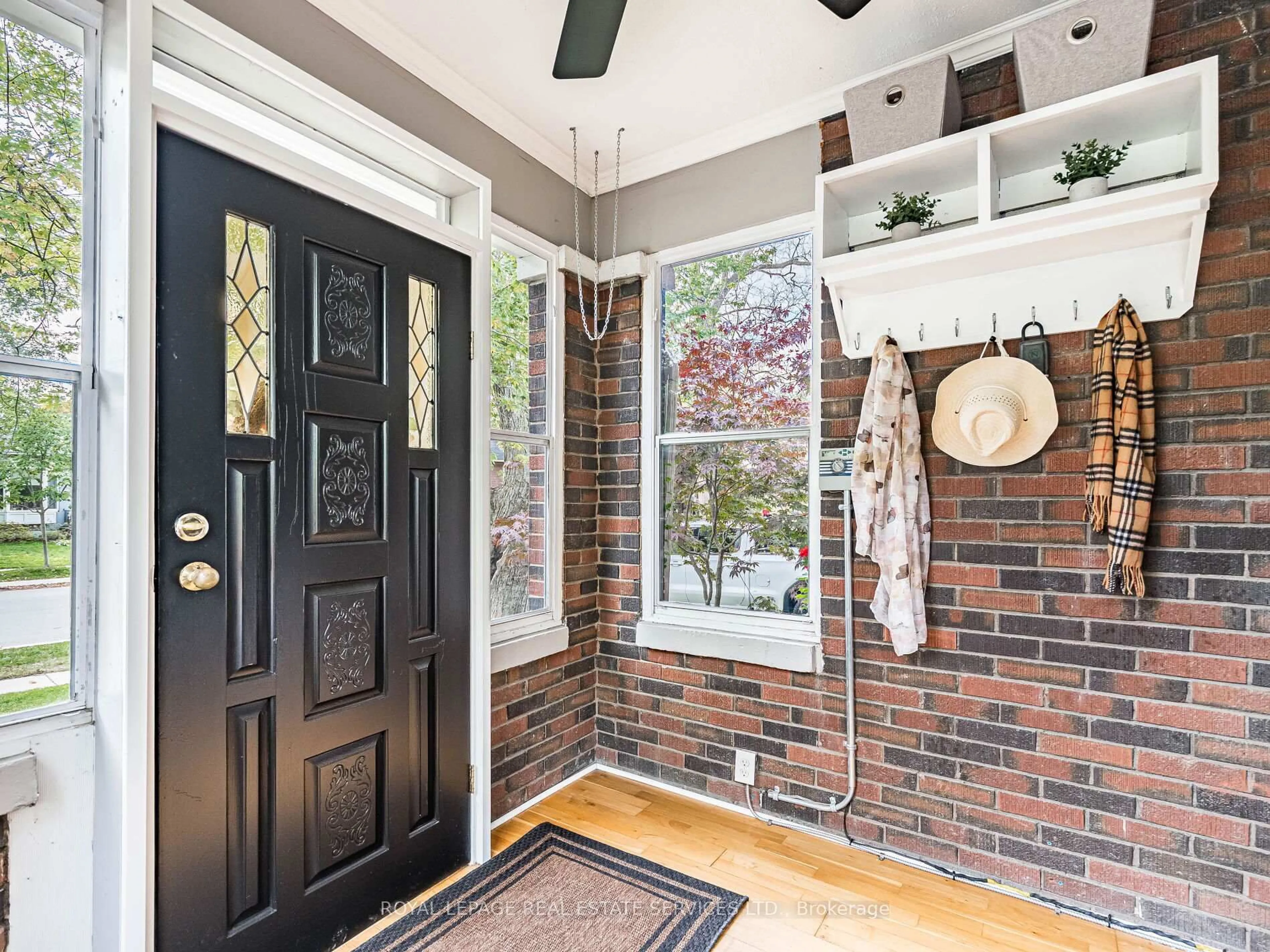 Indoor entryway for 92 Mill St, Brampton Ontario L6Y 1T2