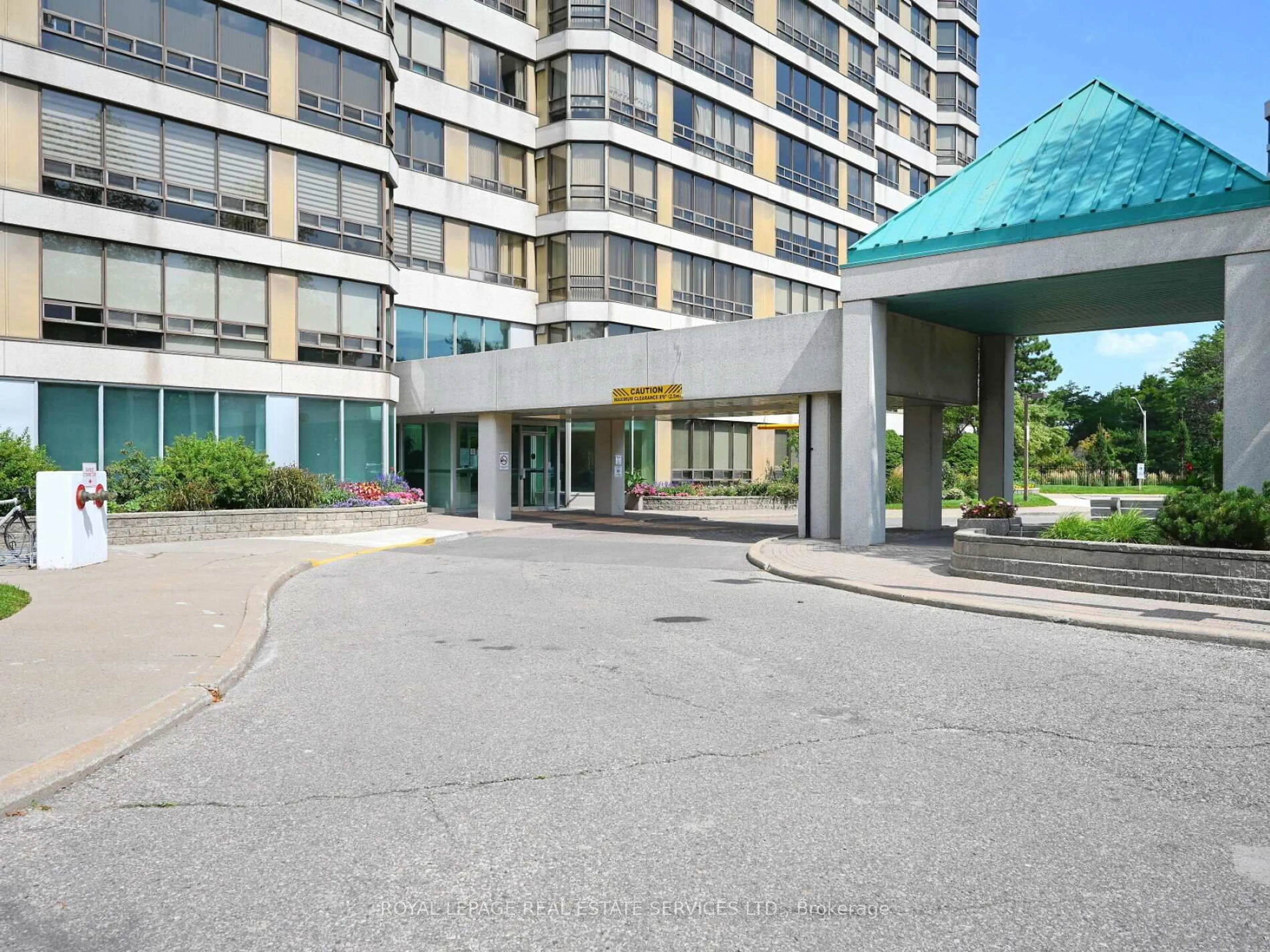 Indoor foyer for 310 Mill St #512, Brampton Ontario L6Y 3B1