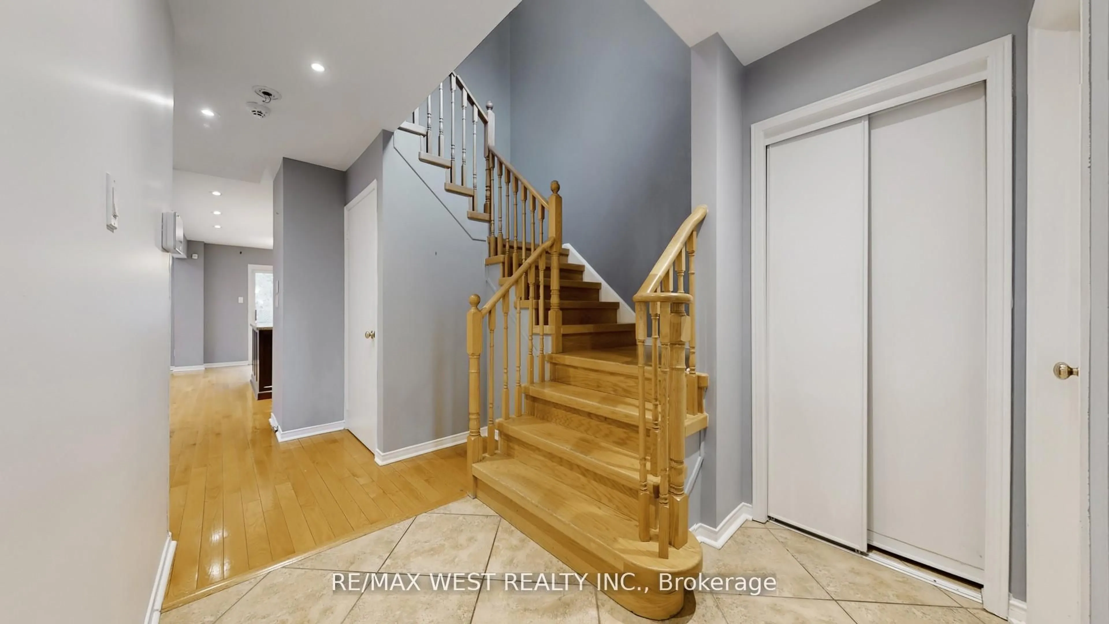Stairs for 7147 Harding Cres, Mississauga Ontario L5N 5P5