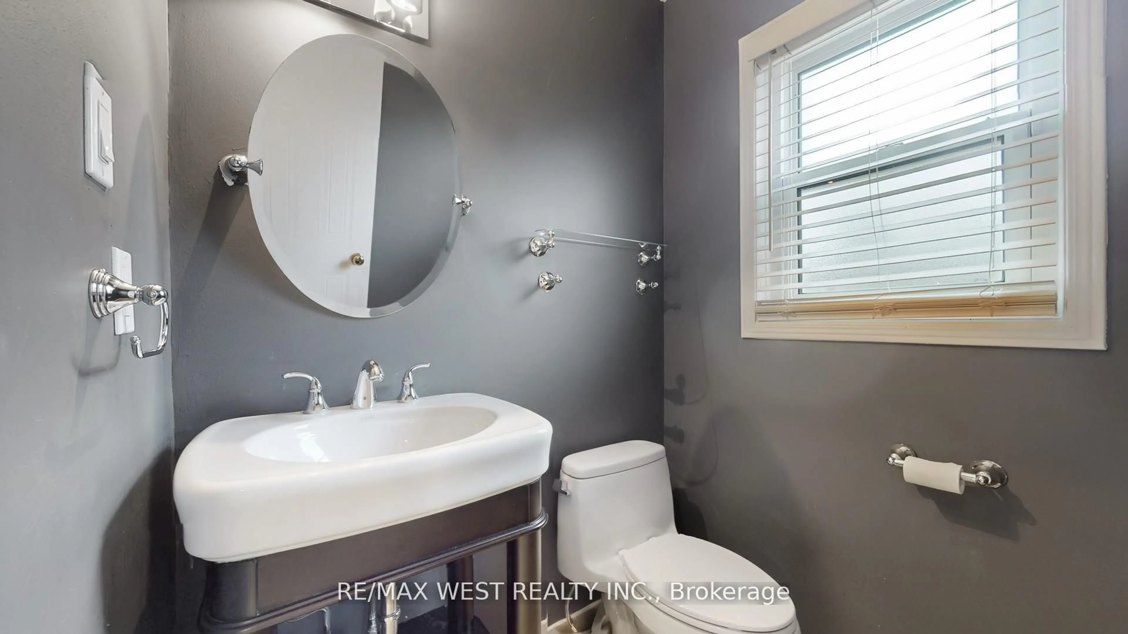 Contemporary bathroom, ceramic/tile floor for 7147 Harding Cres, Mississauga Ontario L5N 5P5